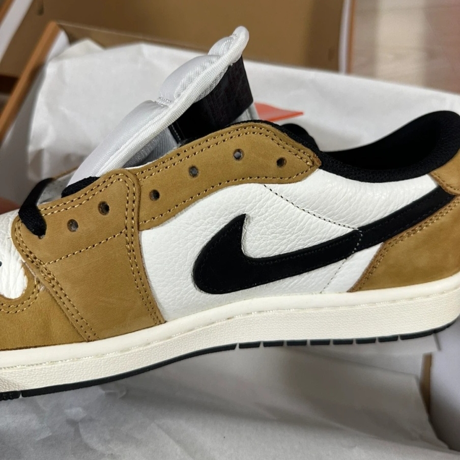 Jordan 1 Low OG Sail and Golden Harvest 착용 스타일