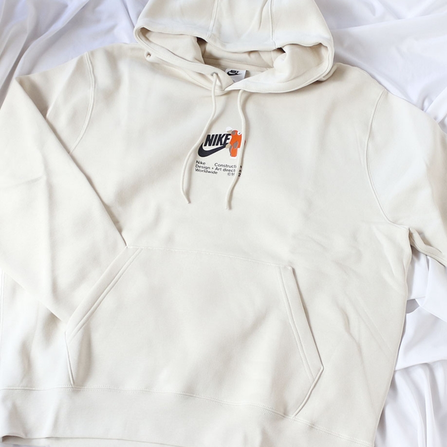 Nike Club Fleece Pullover Hoodie Light Khaki 착용 스타일 - 2