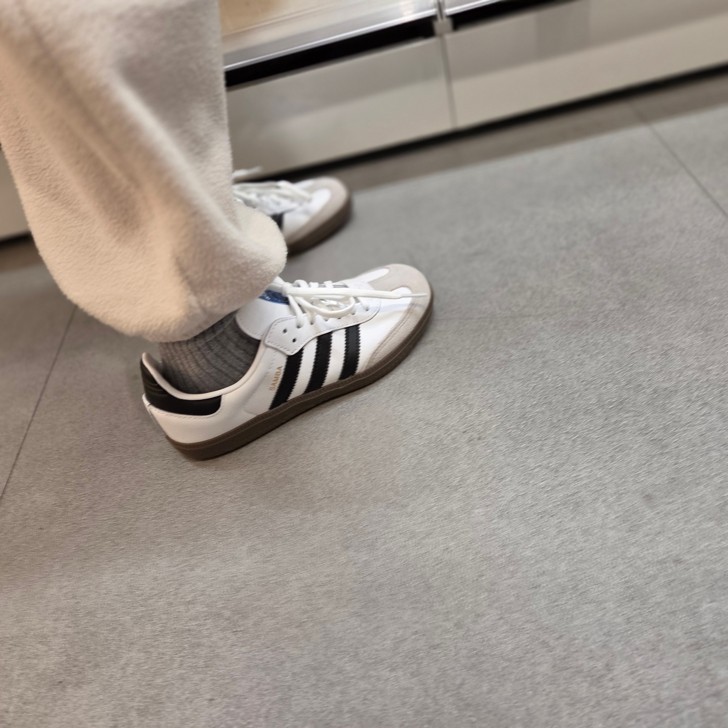 (C) Adidas Samba OG Cloud White Core Black 착용 스타일