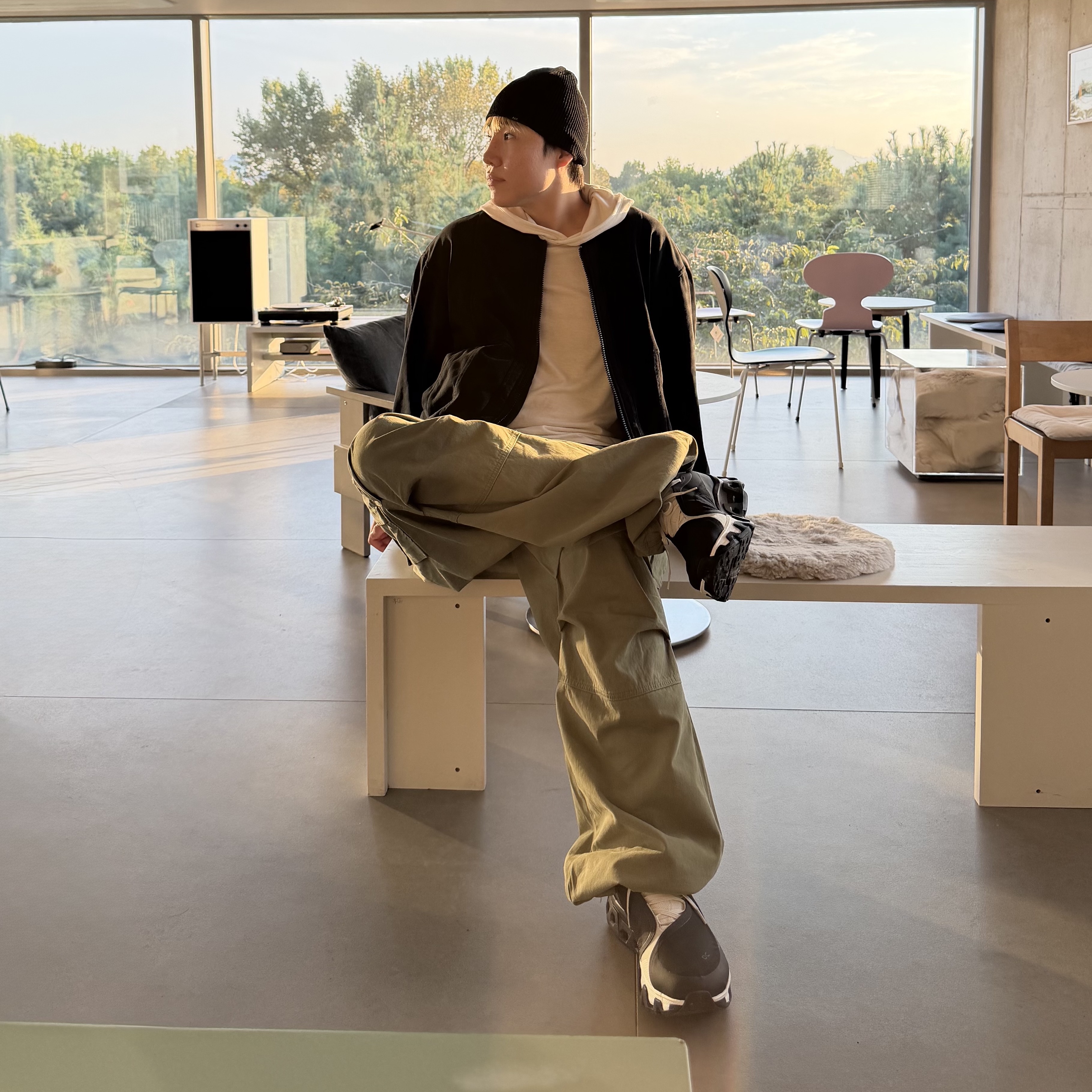 NOD Stone Washed Cargo Pants Khaki, On Running x Post Archive Faction (Paf) Cloudmonster Hyper Black 착용 스타일 - 3