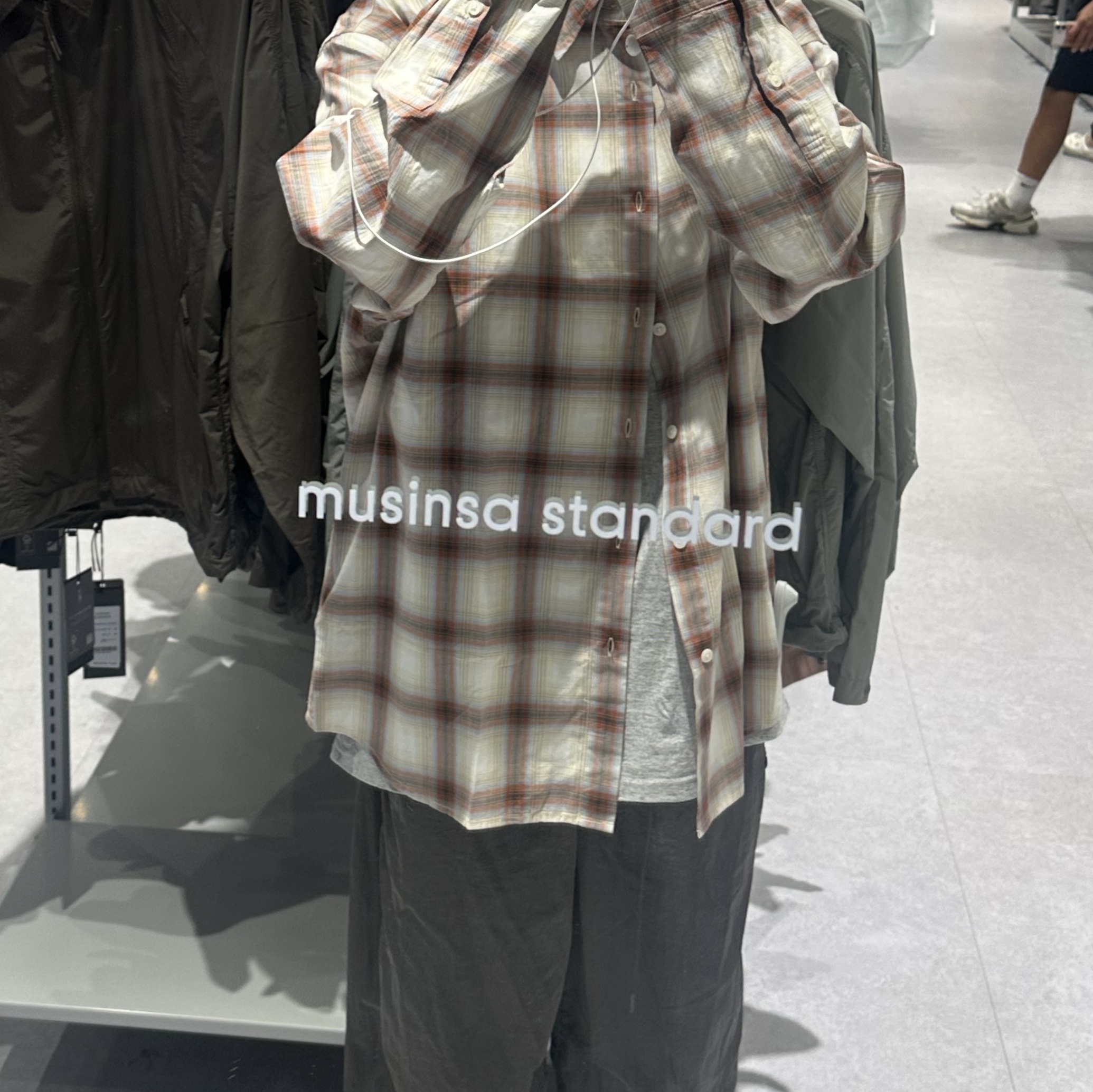 Aviemuah Relaxed Check Shirt Cream 착용 스타일
