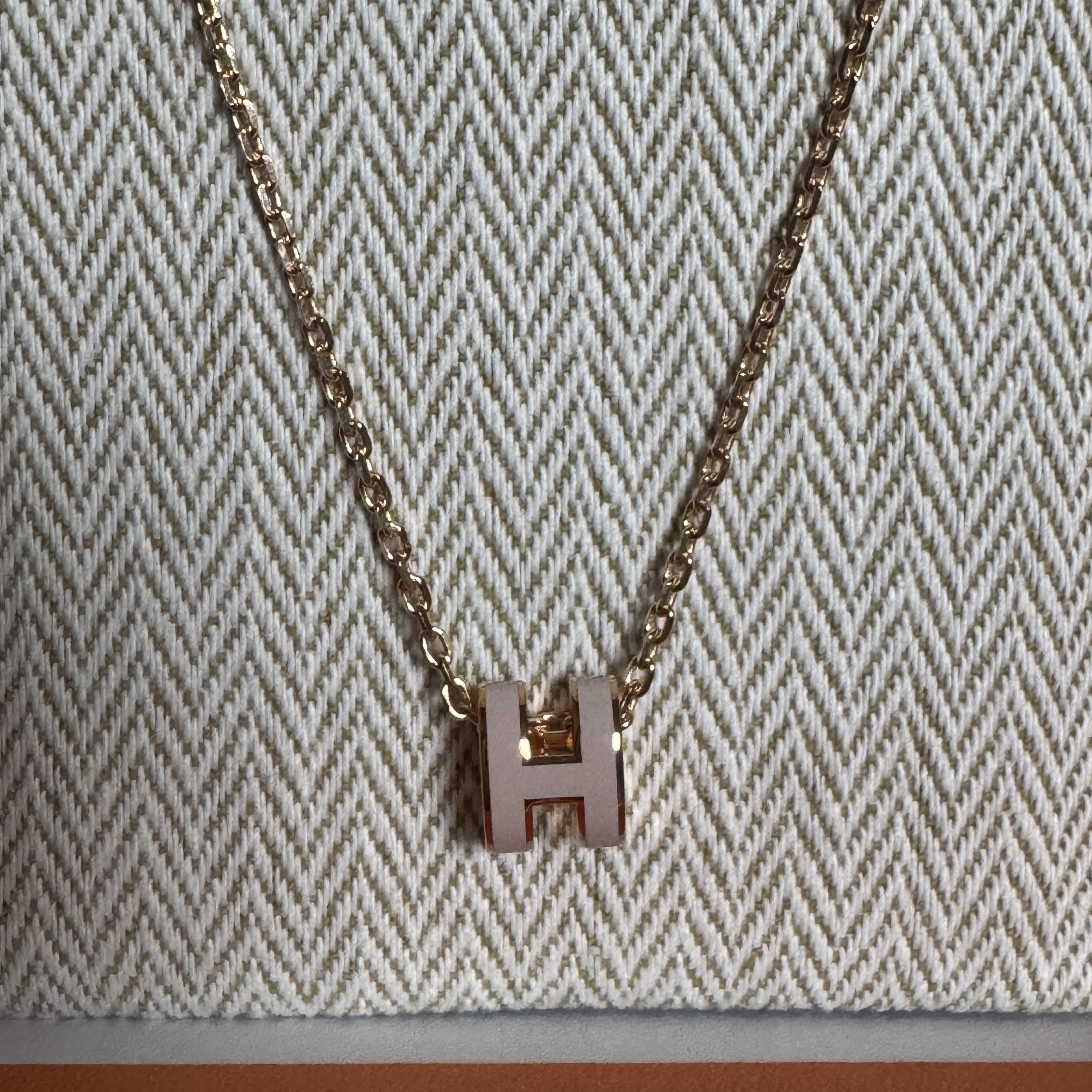 (W) Hermes Mini Pop H Pendant Rose Gold & poudre 착용 스타일 - 2