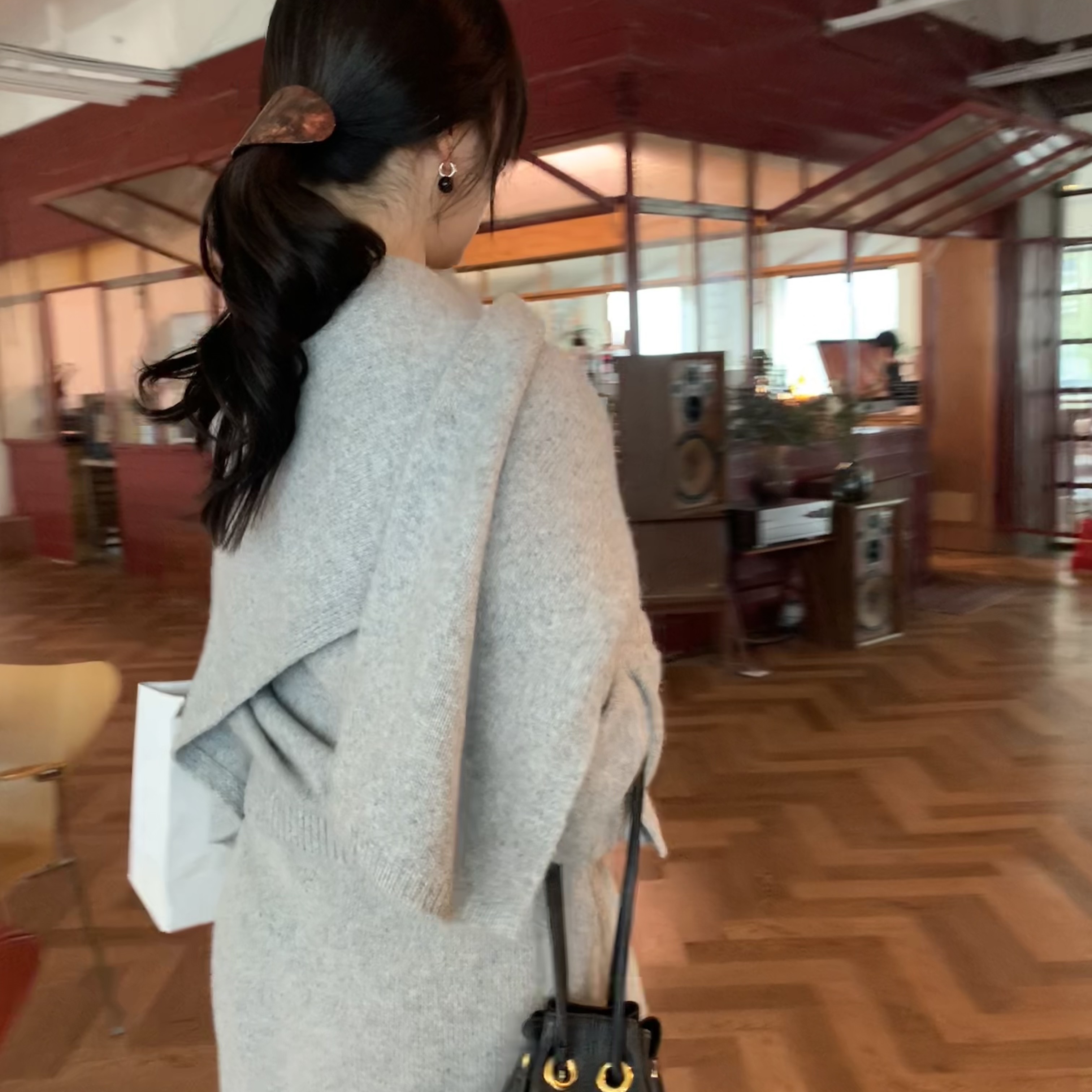 Byweekend Oval Marble Pin Brown, Byweekend On Earring Silver 착용 스타일 - 6