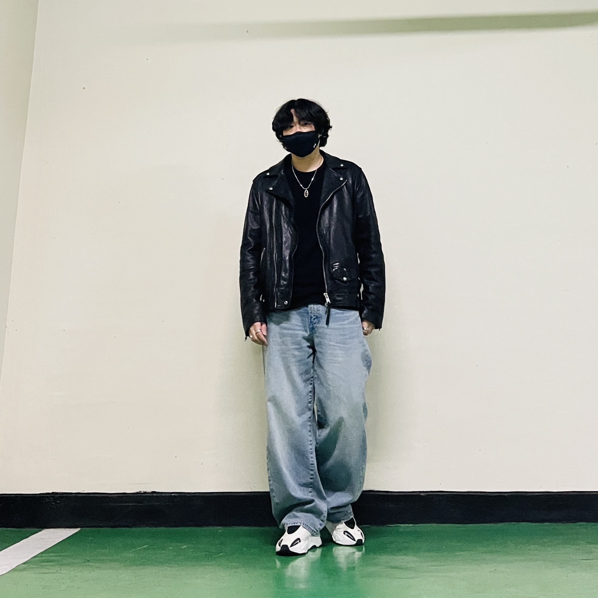 Adidas Yeezy Boost 700 MNVN Analog, Diesel Dx1421 Two-Tone Stainless Steel Pendant Necklace Silver 착용 스타일 - 3