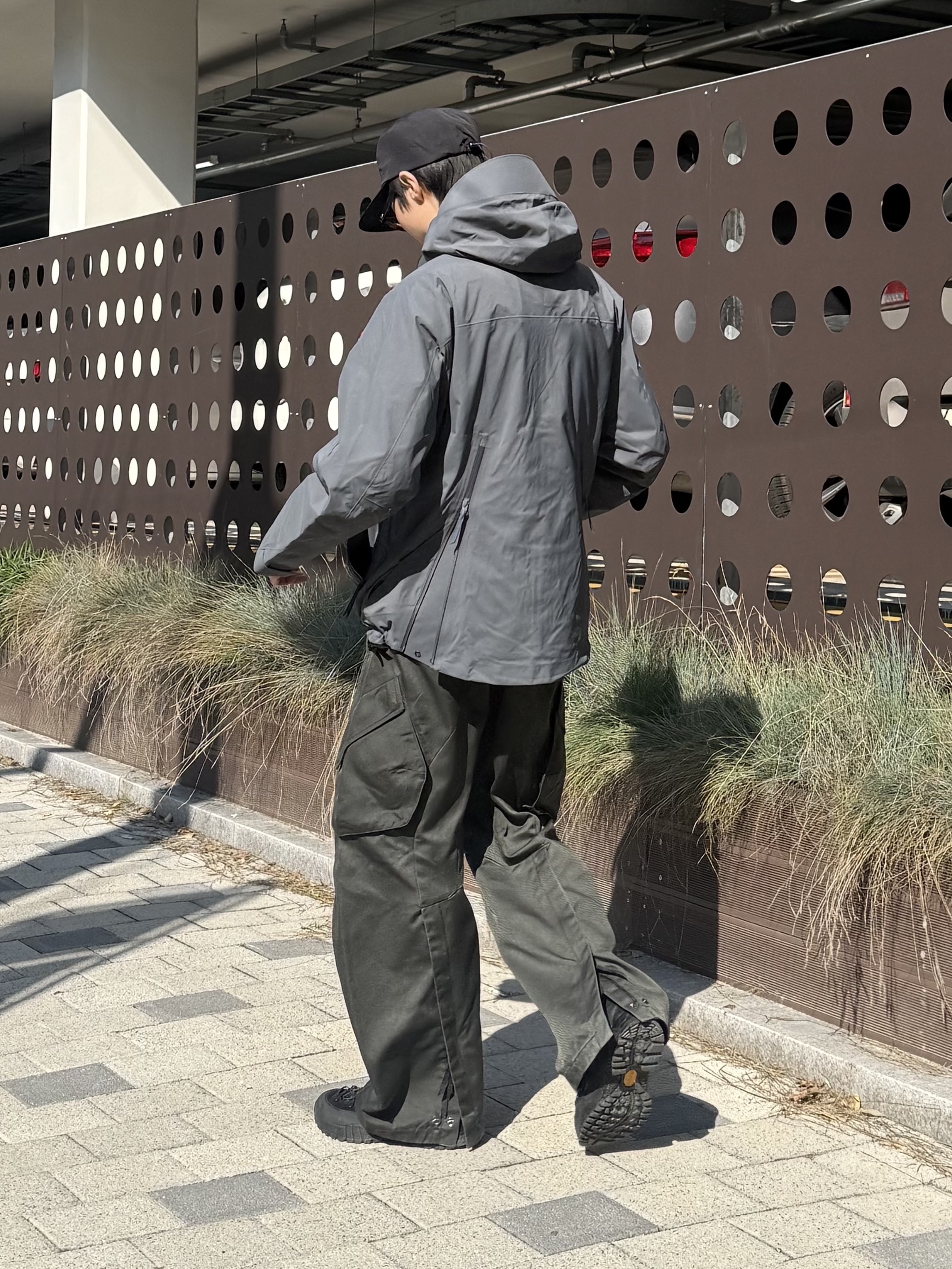 LOSTGARDEN x Kolon Sport Ton Black 착용 스타일 - 8