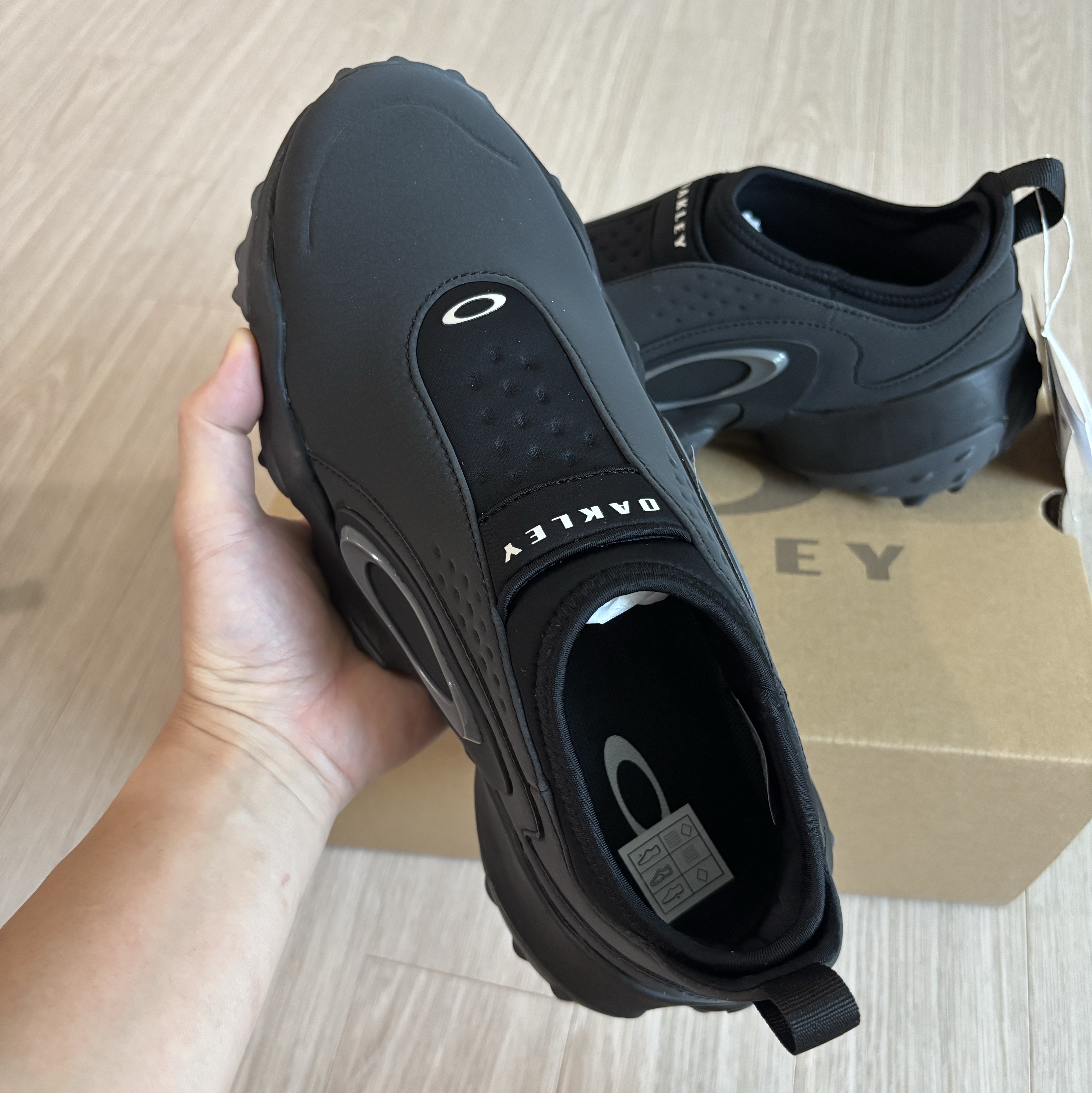 Oakley Edge Icon Blackout 착용 스타일 - 1