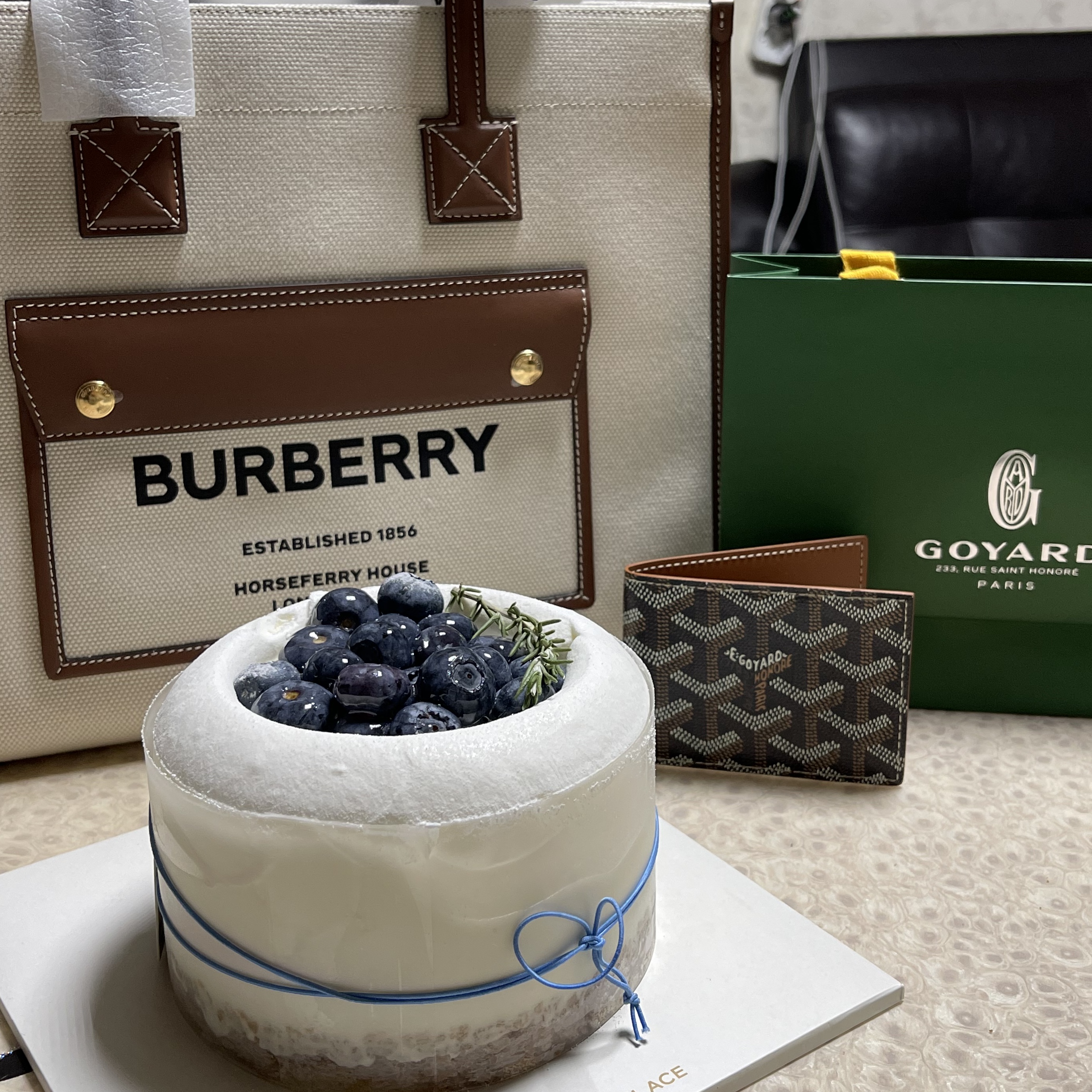 Burberry Small Two-Tone Canvas and Leather Freya Tote Bag Natural Tan, Goyard Insert Victoire Card Holder Black Tan 착용 스타일