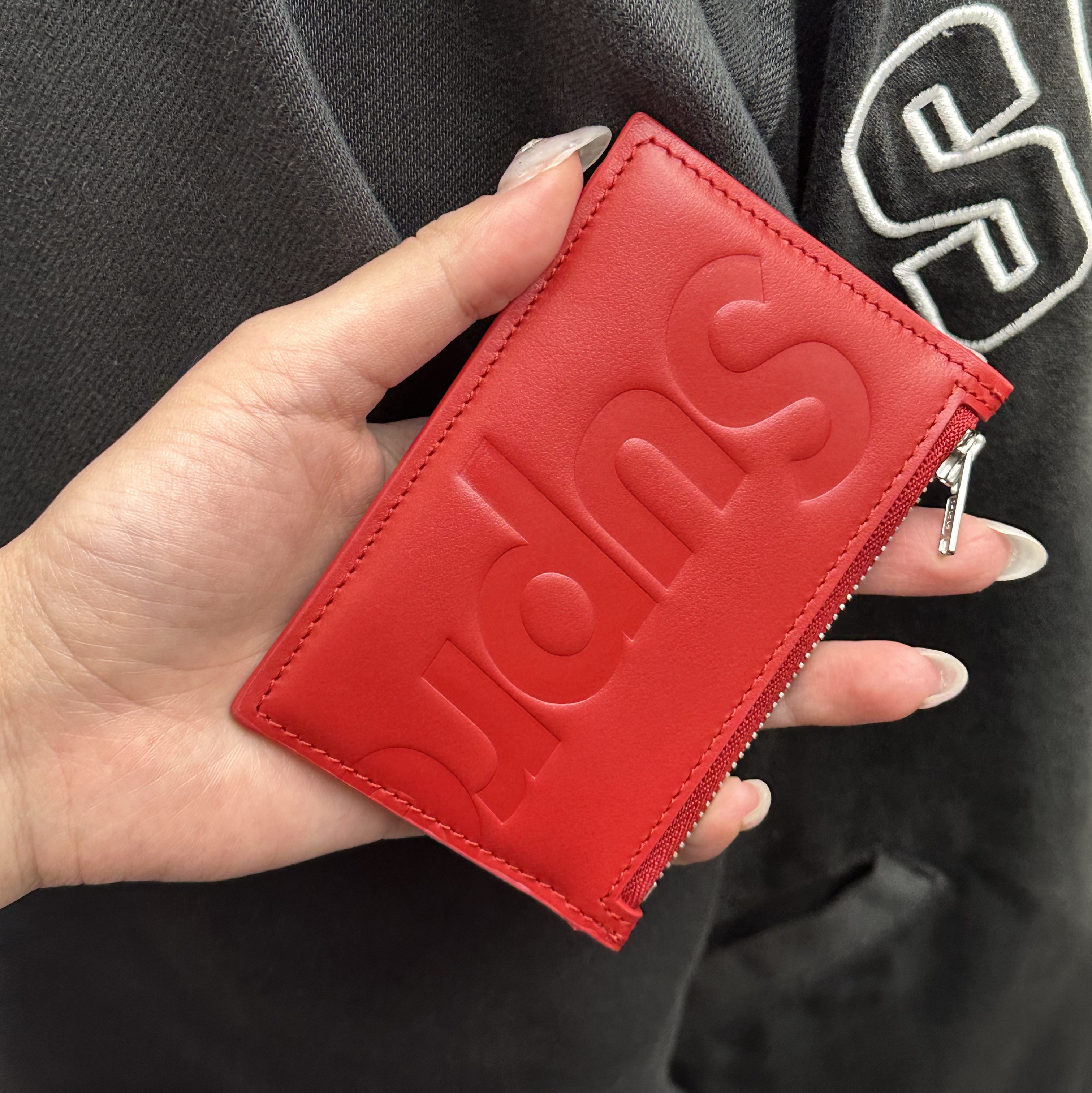 Supreme Leather Zip Card Holder Red 착용 스타일 - 3