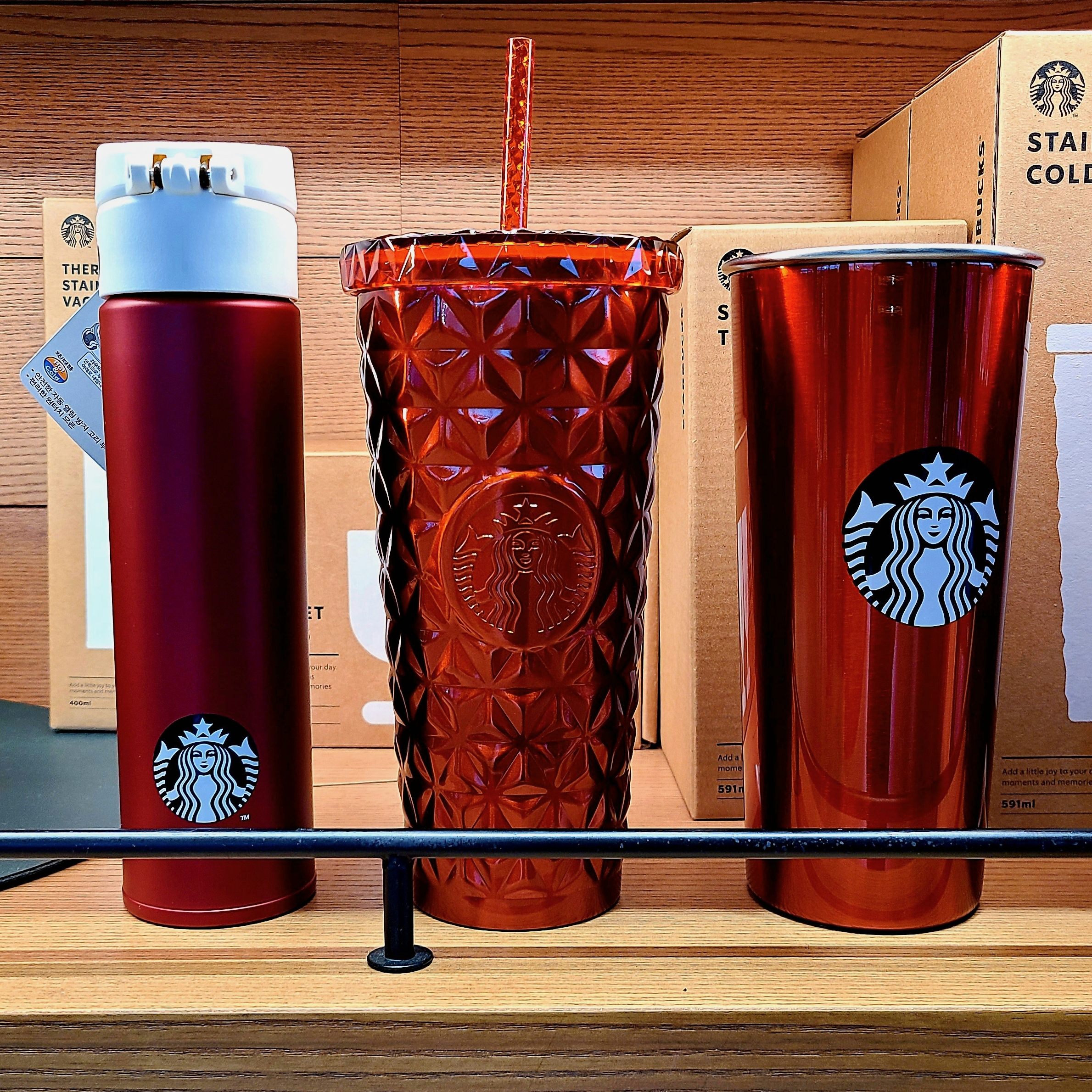 Starbucks x Where's Wally Joyful Glass Set 276ml (Set of 2), Starbucks x Where's Wally Joyful SS Togo Tumbler 591ml 착용 스타일 - 4