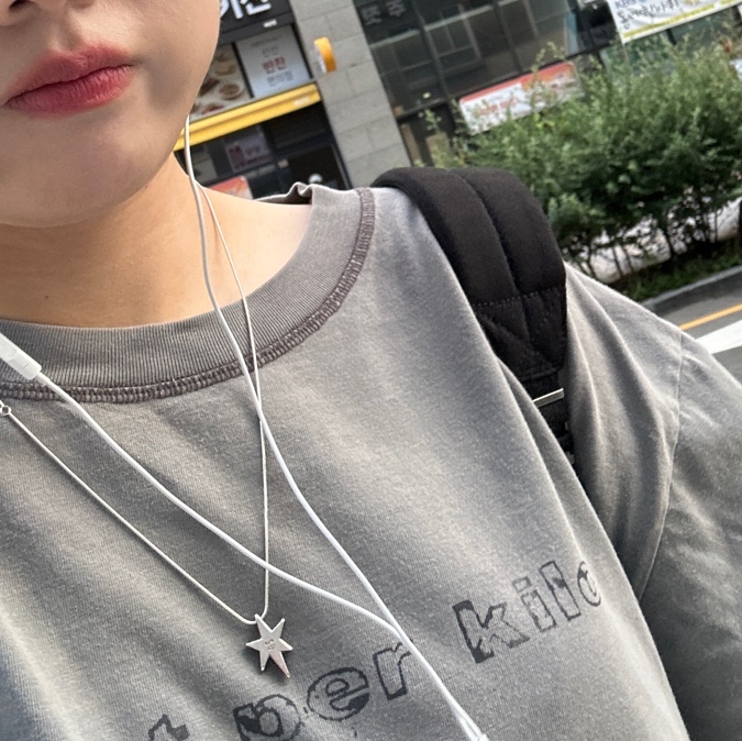 Cost per Kilo Repaired Cut In T-Shirt Charcoal 착용 스타일