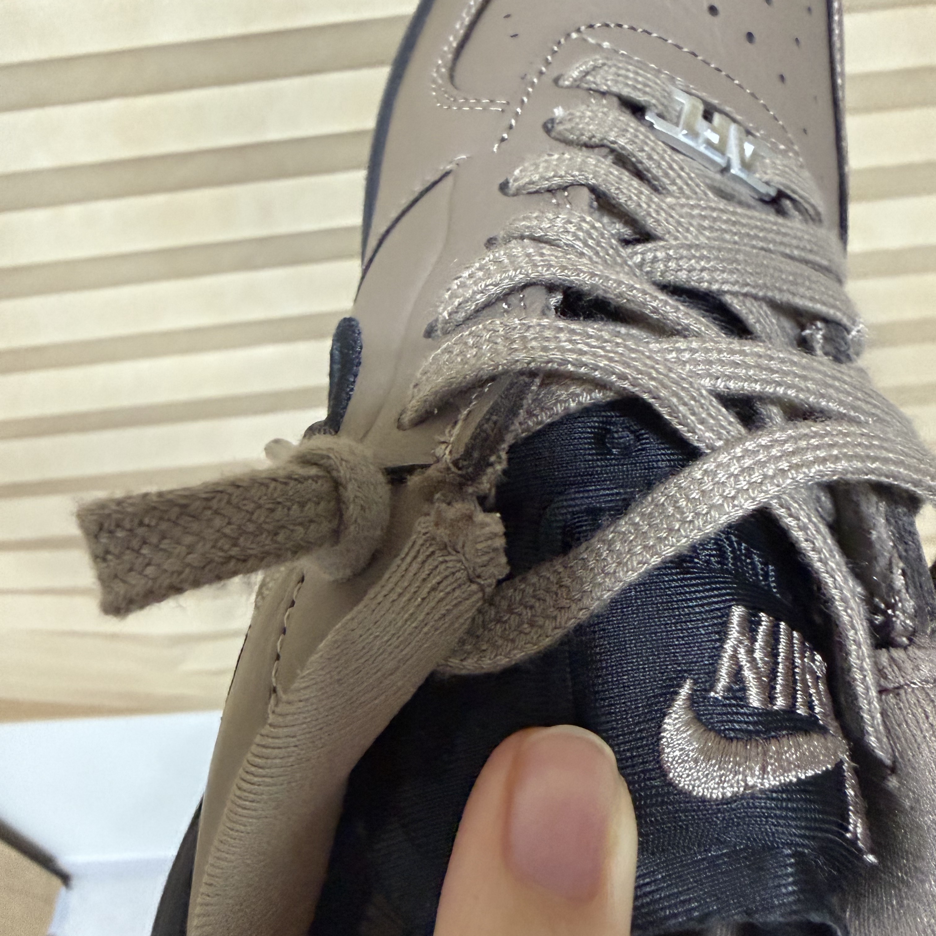 (W) Nike Air Force 1 Dance Mink Brown Metallic Silver 착용 스타일 - 3