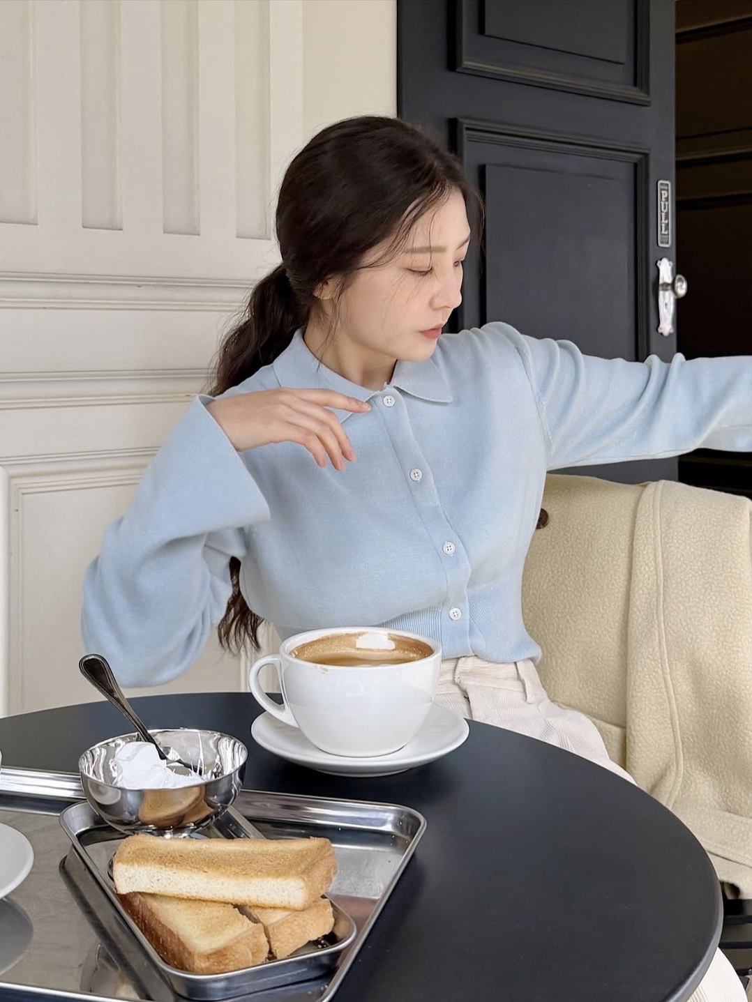 Juukiff Waist Ribbed Shirts Cardigan In Cashmere Mixed Cotton Light Blue, Juukiff Waist Ribbed Shirts Cardigan In Cashmere Mixed Cotton Off White 착용 스타일 - 1