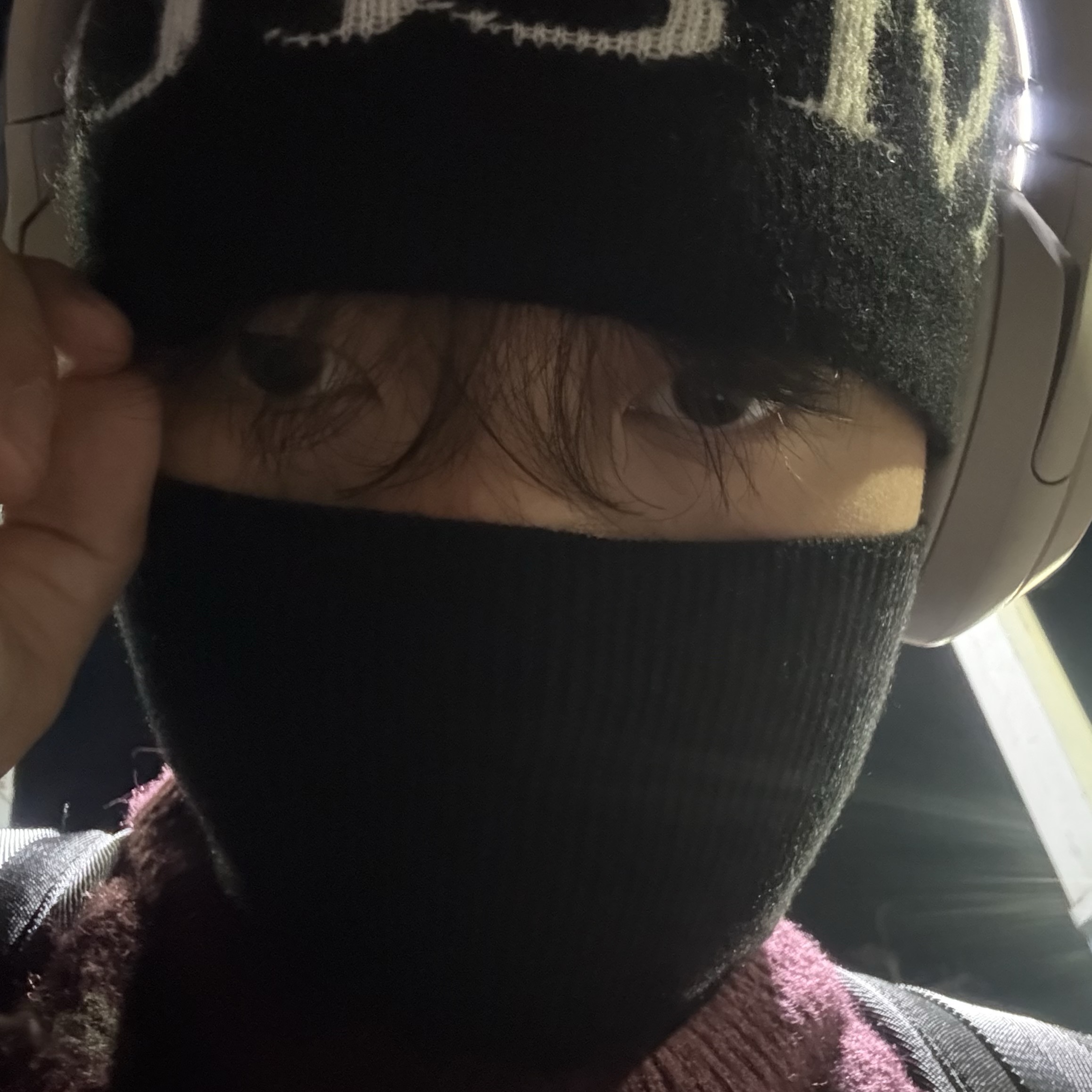 Matin Kim Logo Jacquard Short Beanie Black 착용 스타일 - 1
