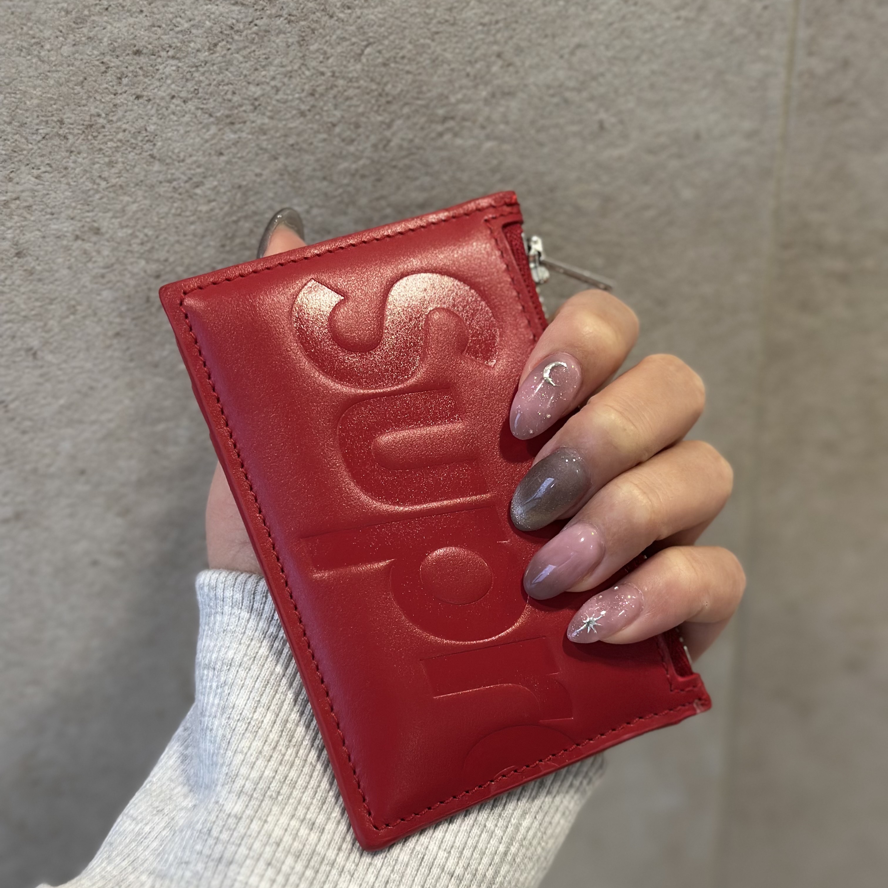 Supreme Leather Zip Card Holder Red 착용 스타일 - 2