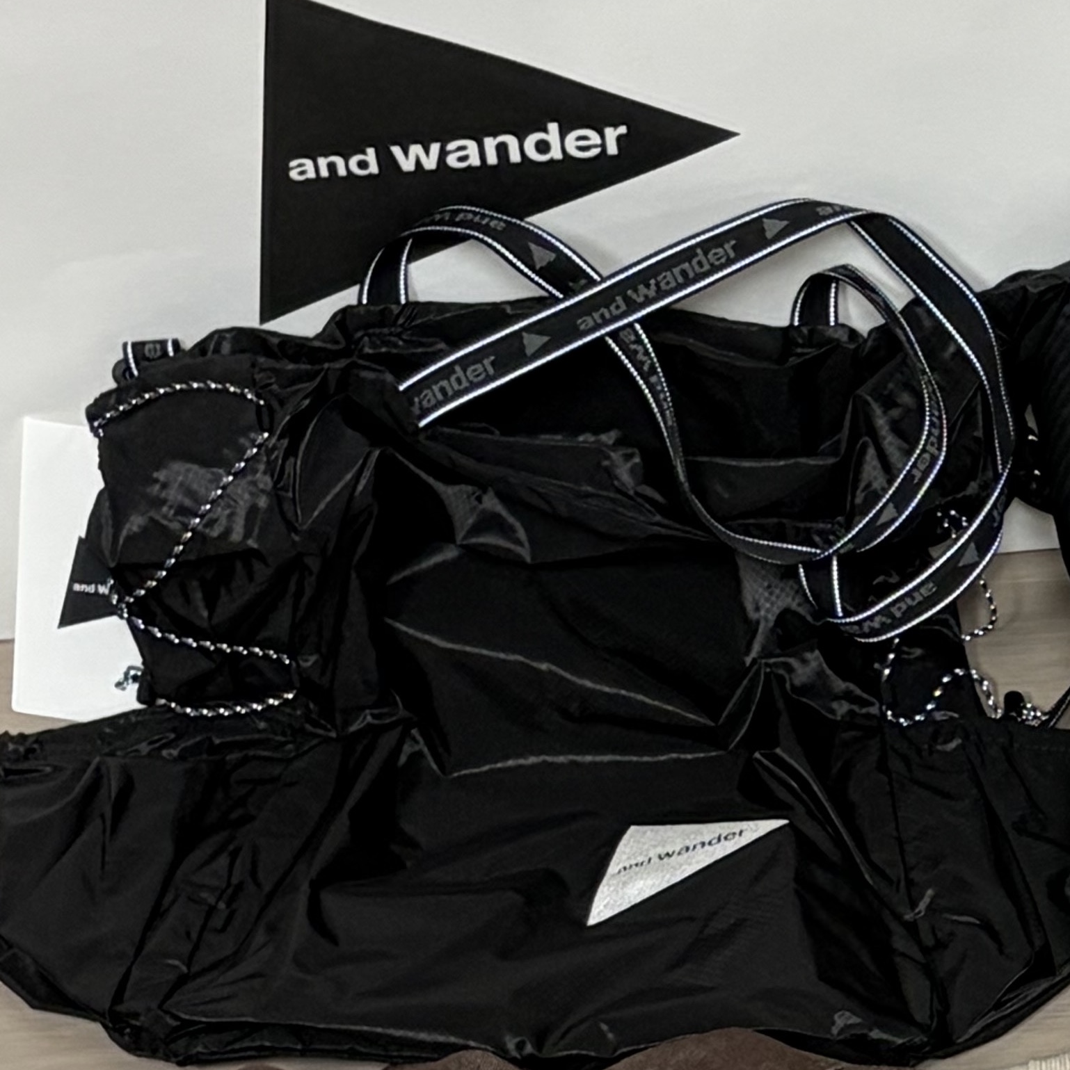And Wander Sil Tote Bag Charcoal 착용 스타일