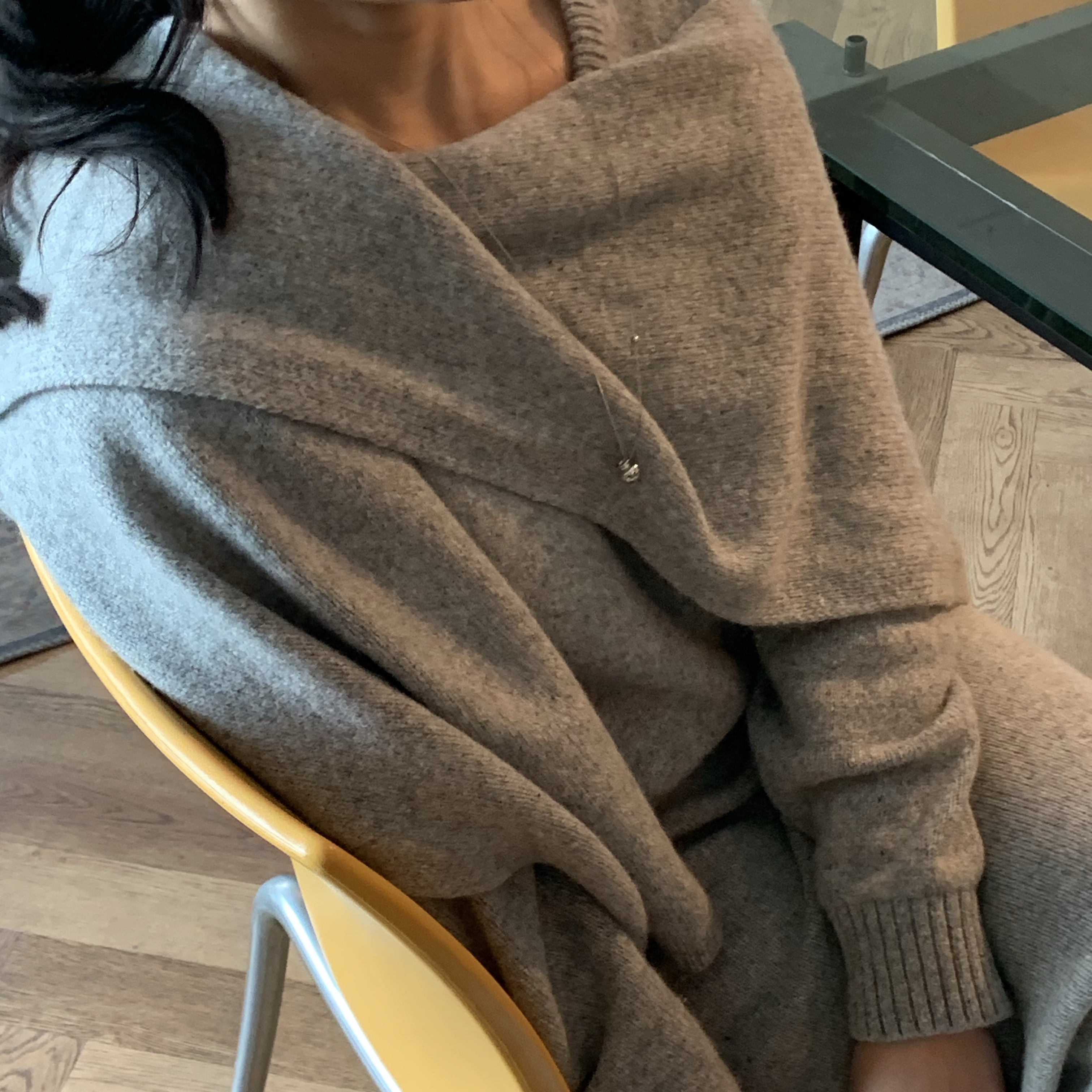 Byweekend Oval Marble Pin Brown, Byweekend On Earring Silver 착용 스타일 - 4