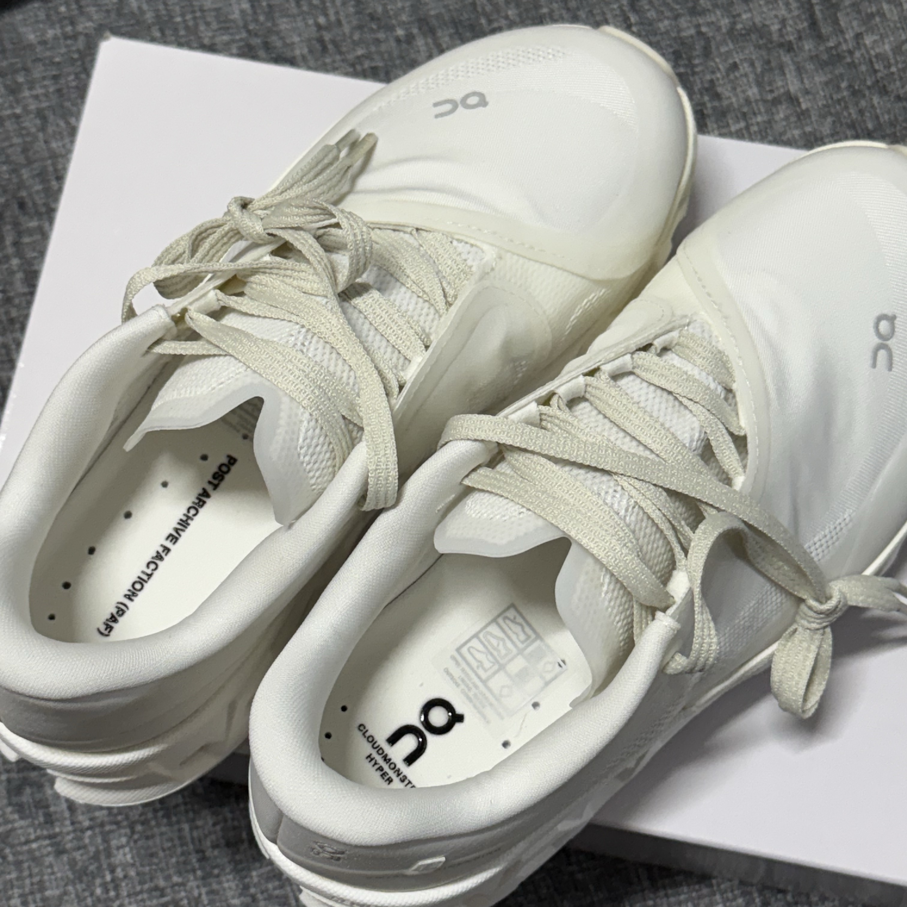 (W) On Running x Post Archive Faction (Paf) Cloudmonster Hyper White 착용 스타일 - 1