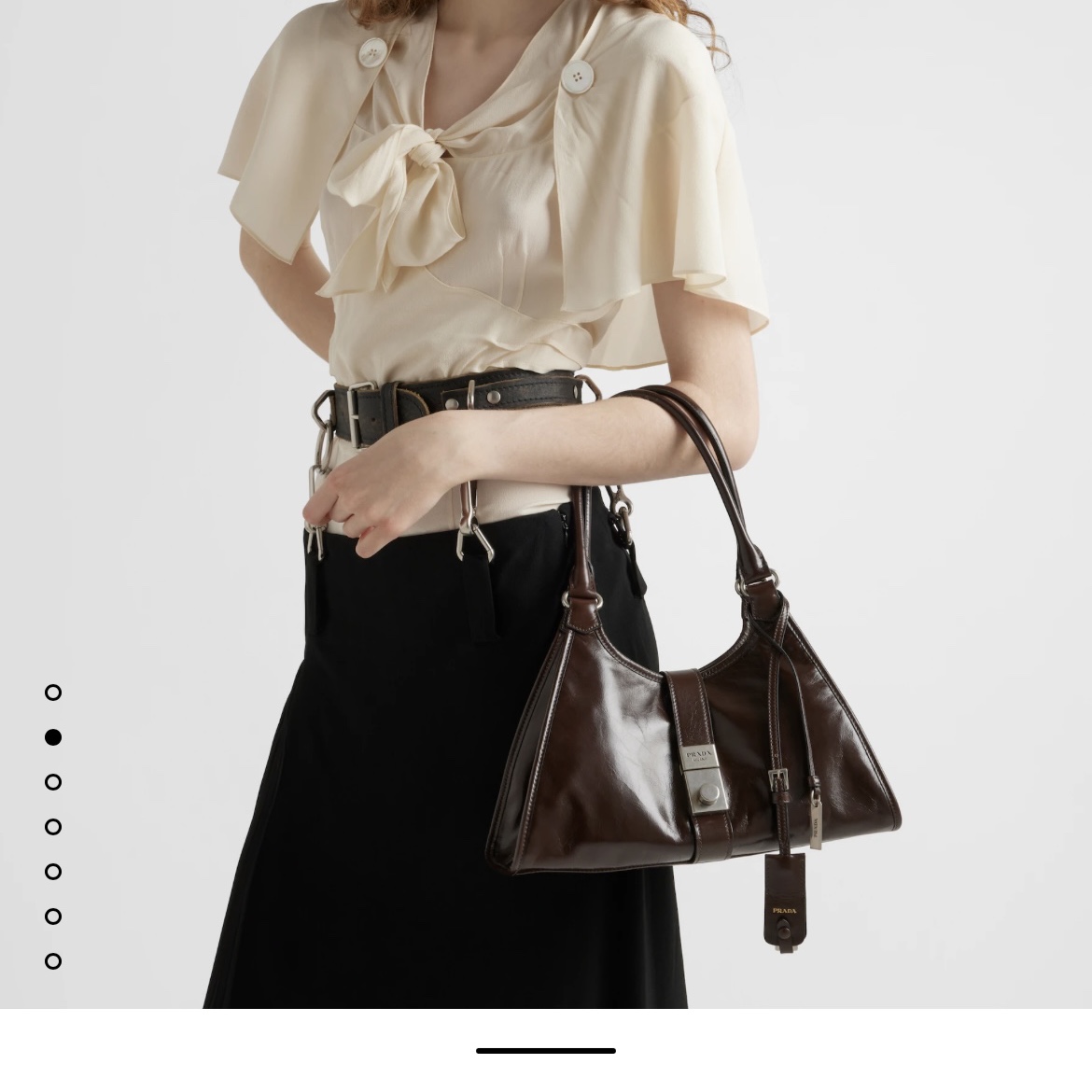 Prada Medium Leather Tote Bag Black 착용 스타일