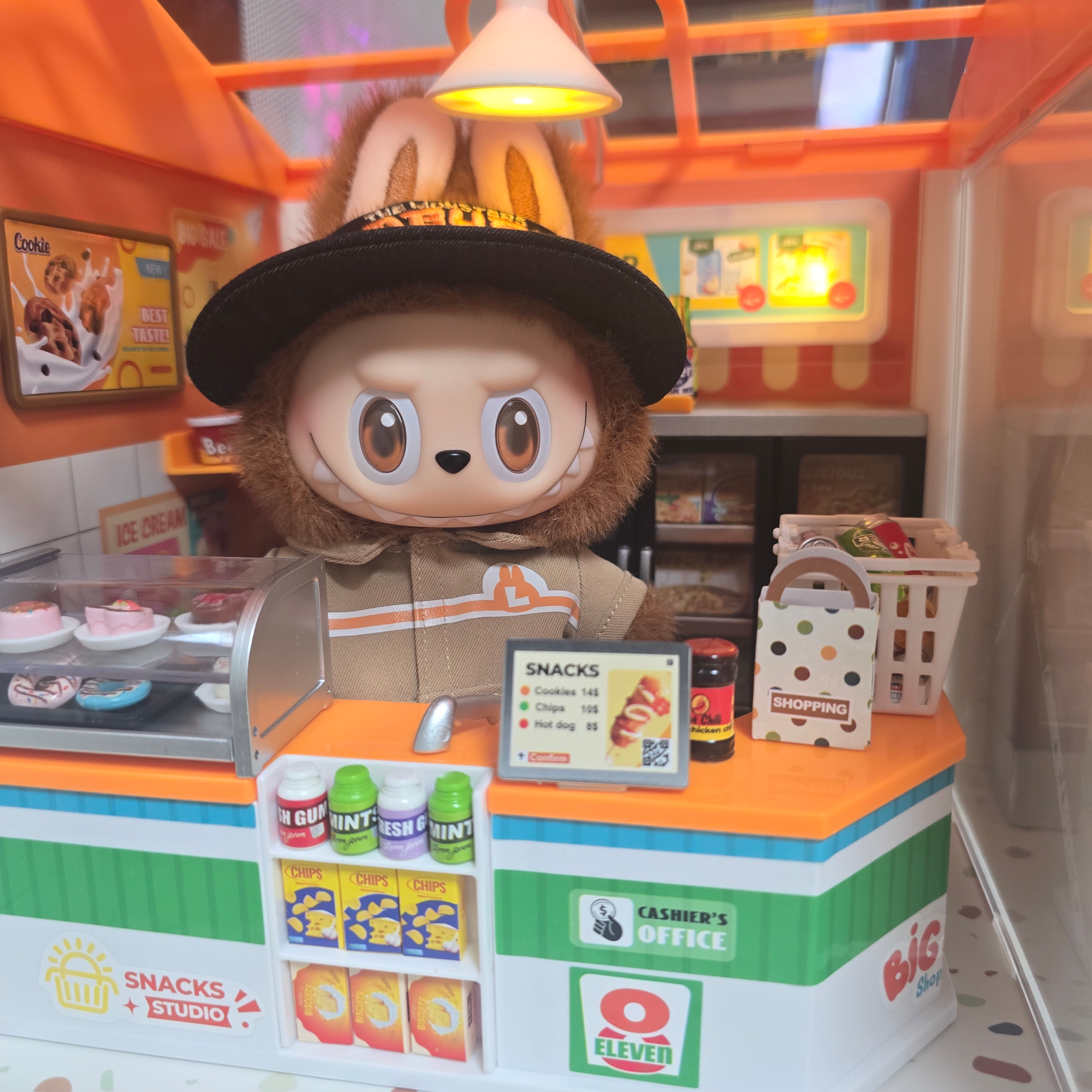 Pop Mart Labubu Doll Keyring - Seongsu Labubu Wacky Mart Pop-Up Store Exclusive 착용 스타일