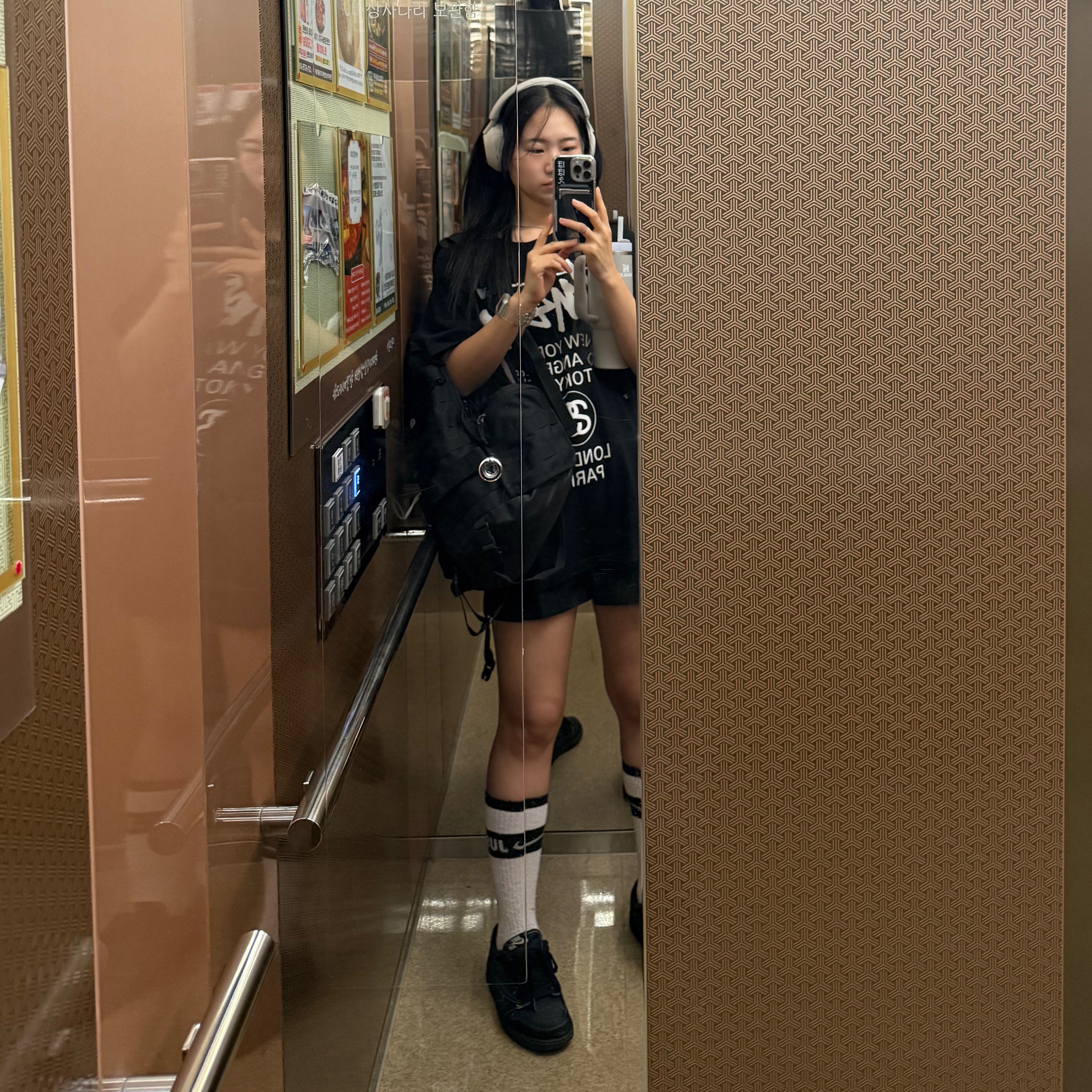 Stussy World Tour T-Shirt Black, Jordan 1 x Travis Scott Retro Low OG SP Black Phantom 착용 스타일
