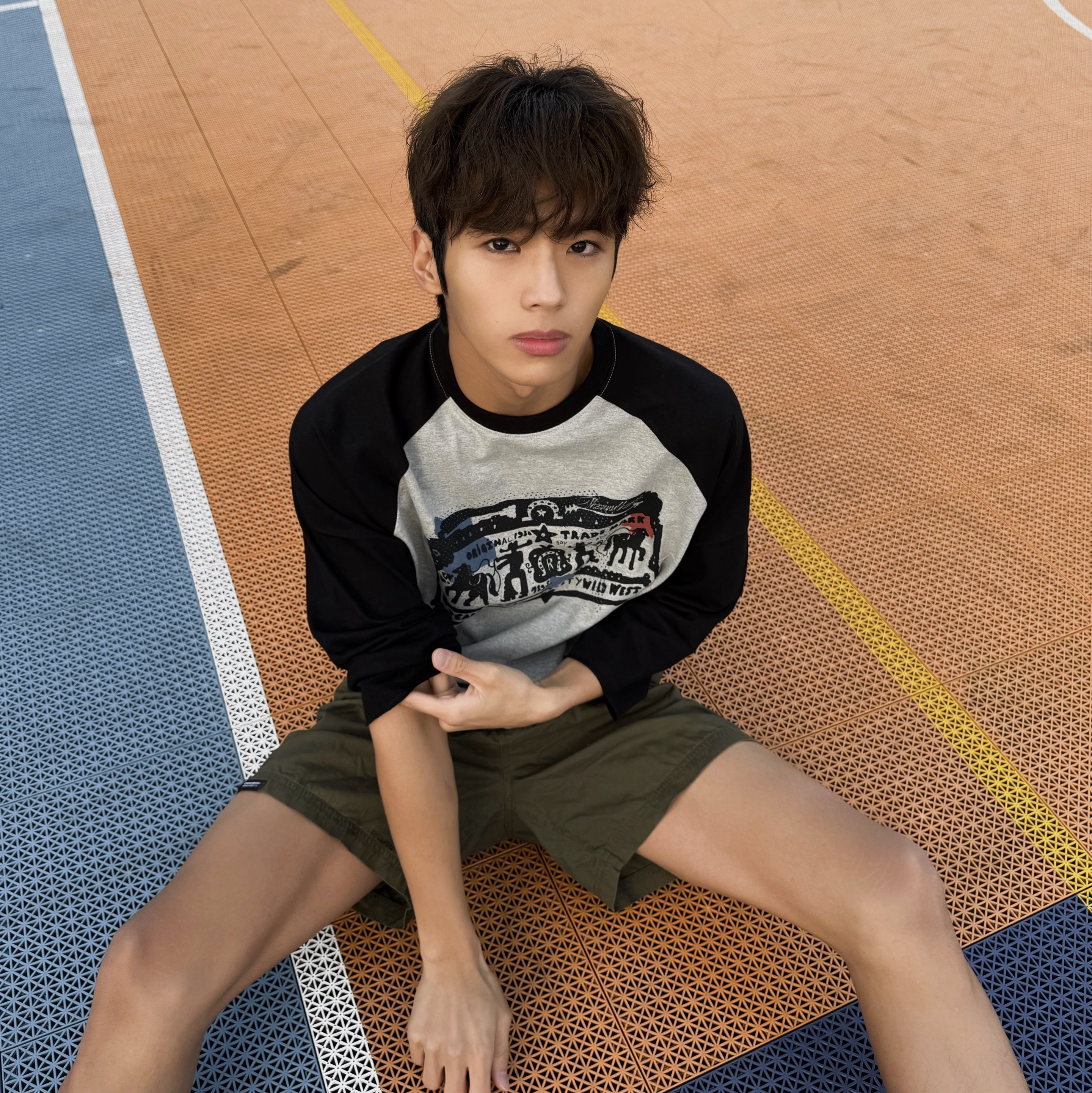 [KREAM 단독] Thevinylhouse Cowboy Pictogram Raglan LS Tee Black 착용 스타일 - 2