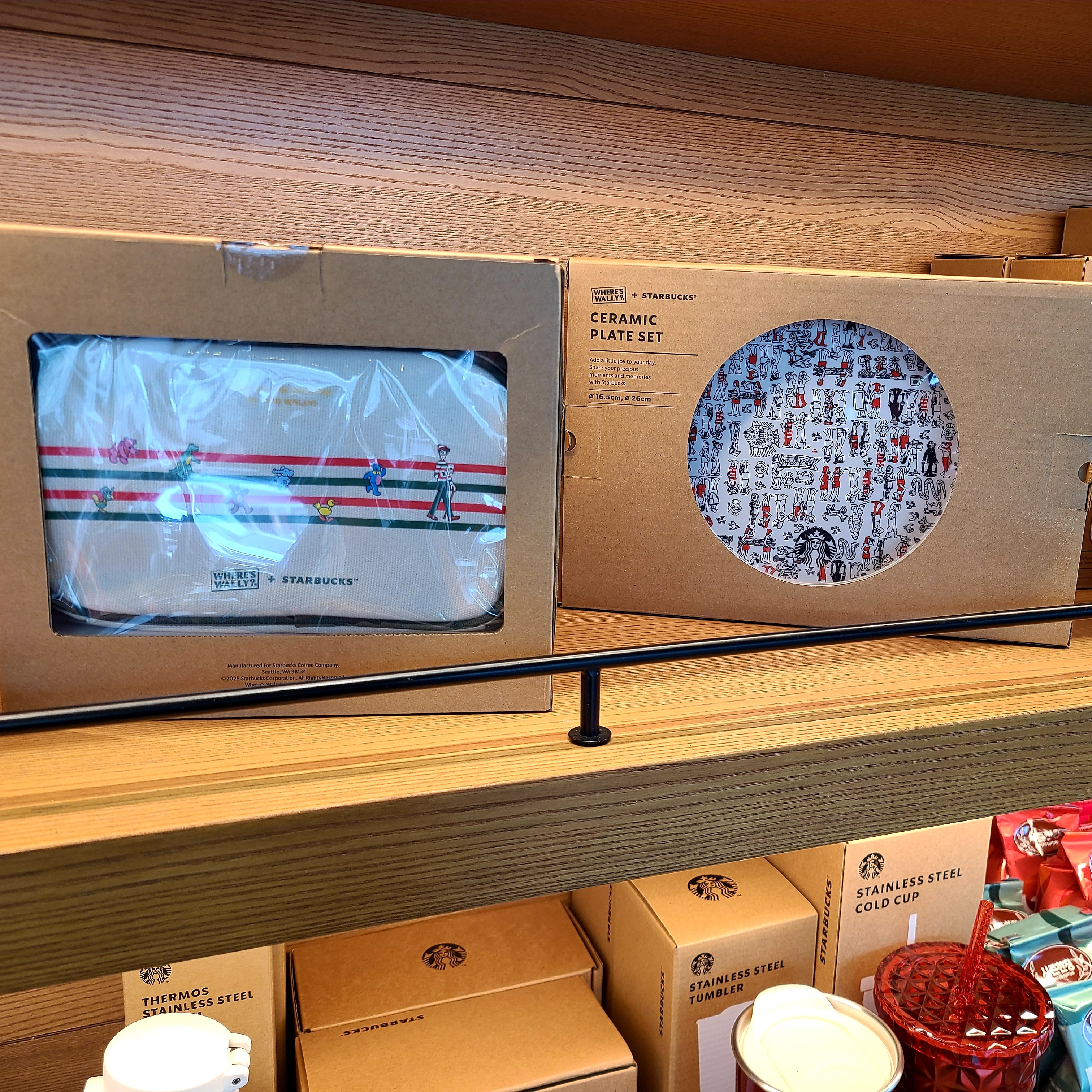 Starbucks x Where's Wally Joyful SS Debbie Tumbler 473ml, Starbucks x Where's Wally Joyful Bearista Doll 착용 스타일 - 5