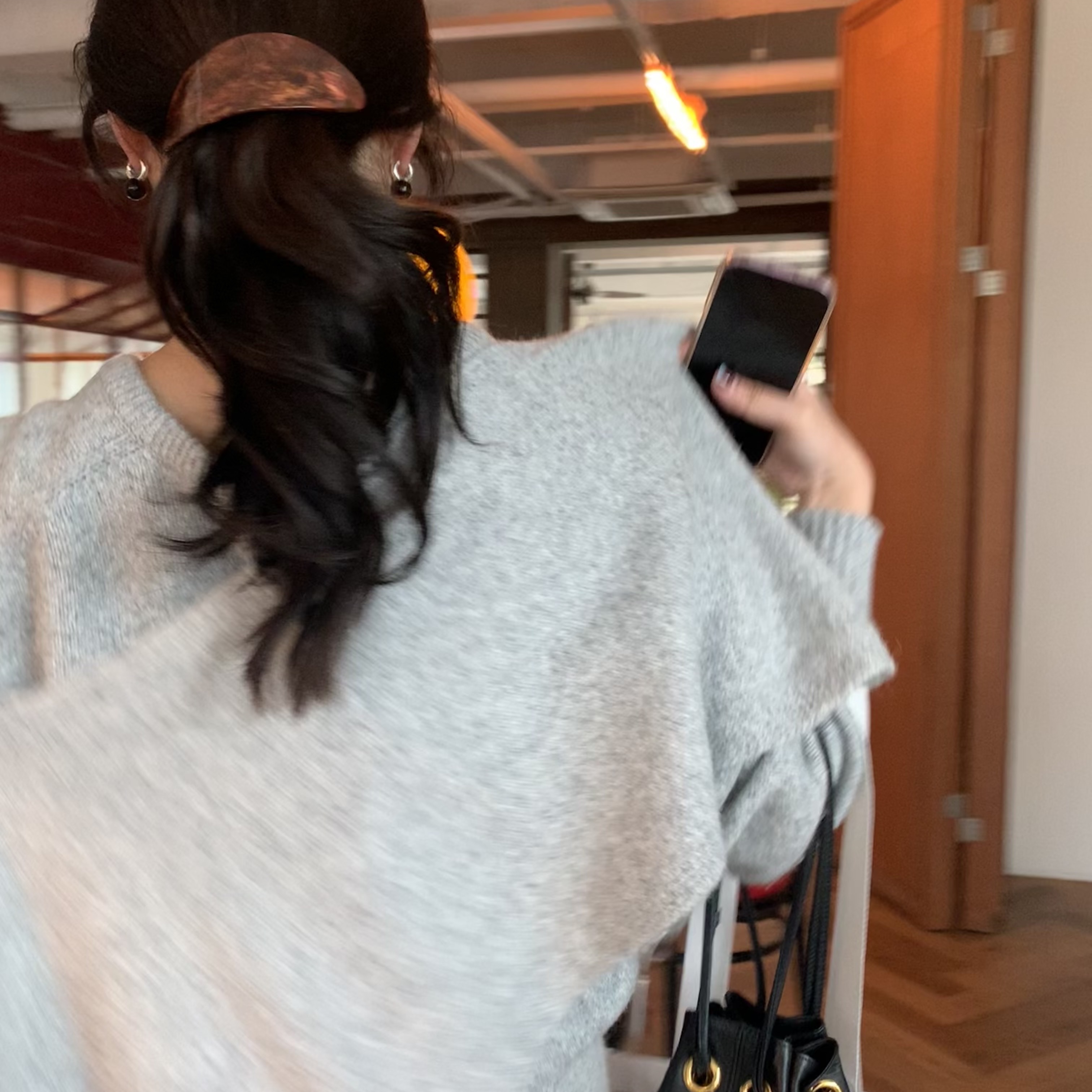 Byweekend Oval Marble Pin Brown, Byweekend On Earring Silver 착용 스타일 - 5