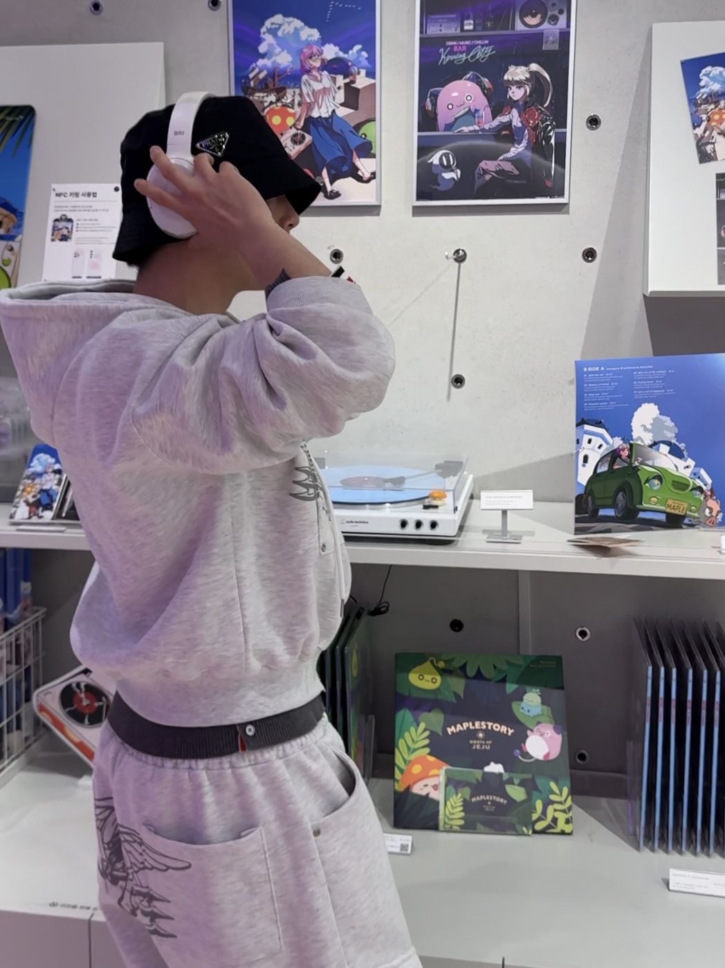 Dior B23 Low Dior Oblique White & Black, (W) Prada Re-Nylon Bucket Hat Black 착용 스타일 - 2