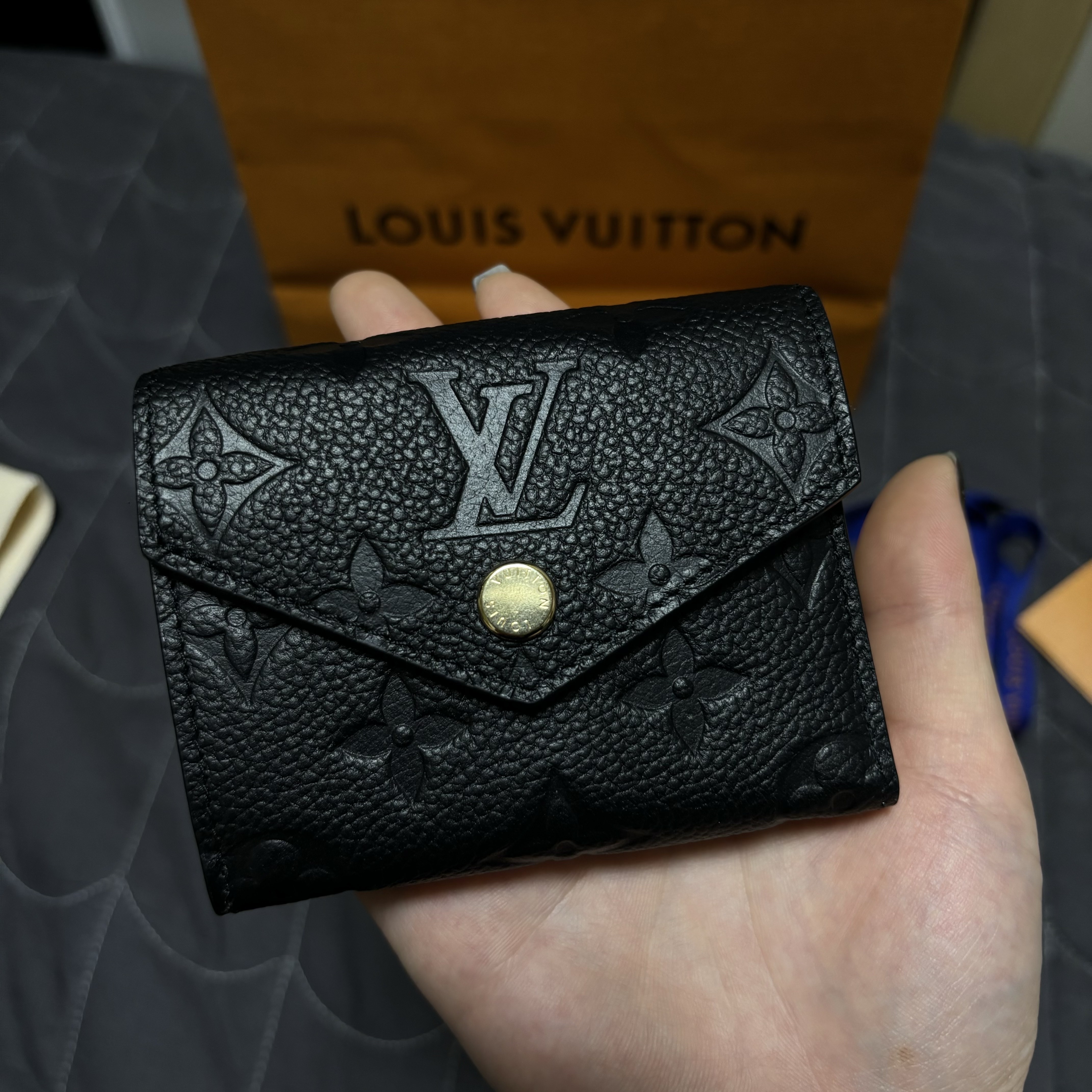 Louis Vuitton Zoe Wallet Monogram Empreinte Black 착용 스타일 - 1