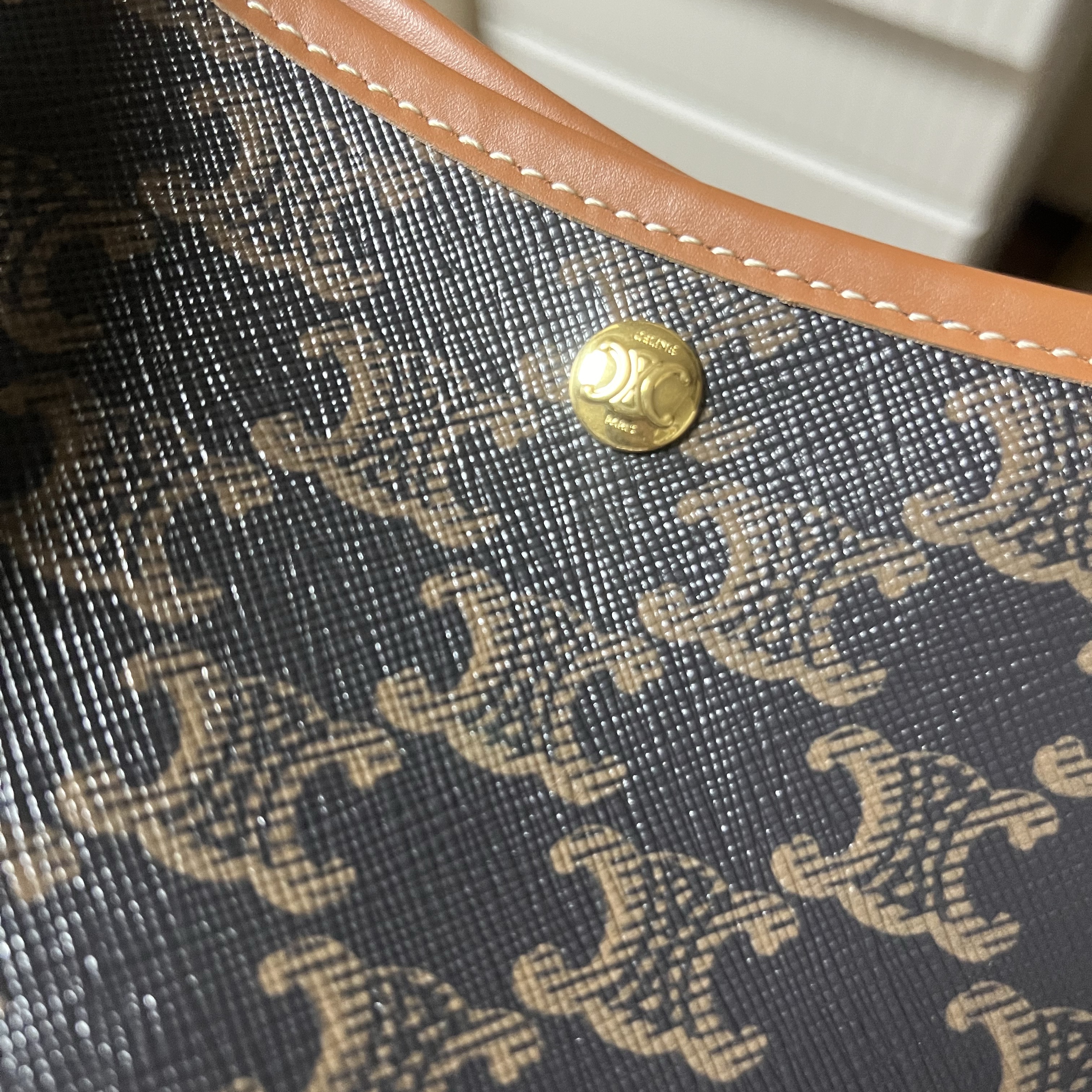 Celine Triomphe Canvas Calfskin Soft Shopper Bag Tan 착용 스타일 - 1
