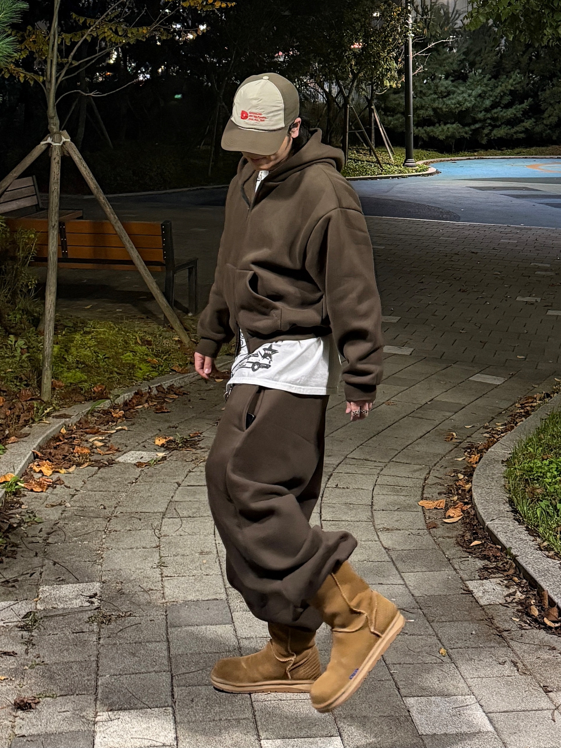 Zara x Ader Error Split Suede Flat Ankle Boots Sand Brown, Stussy Sara T-Shirt White 착용 스타일 - 4