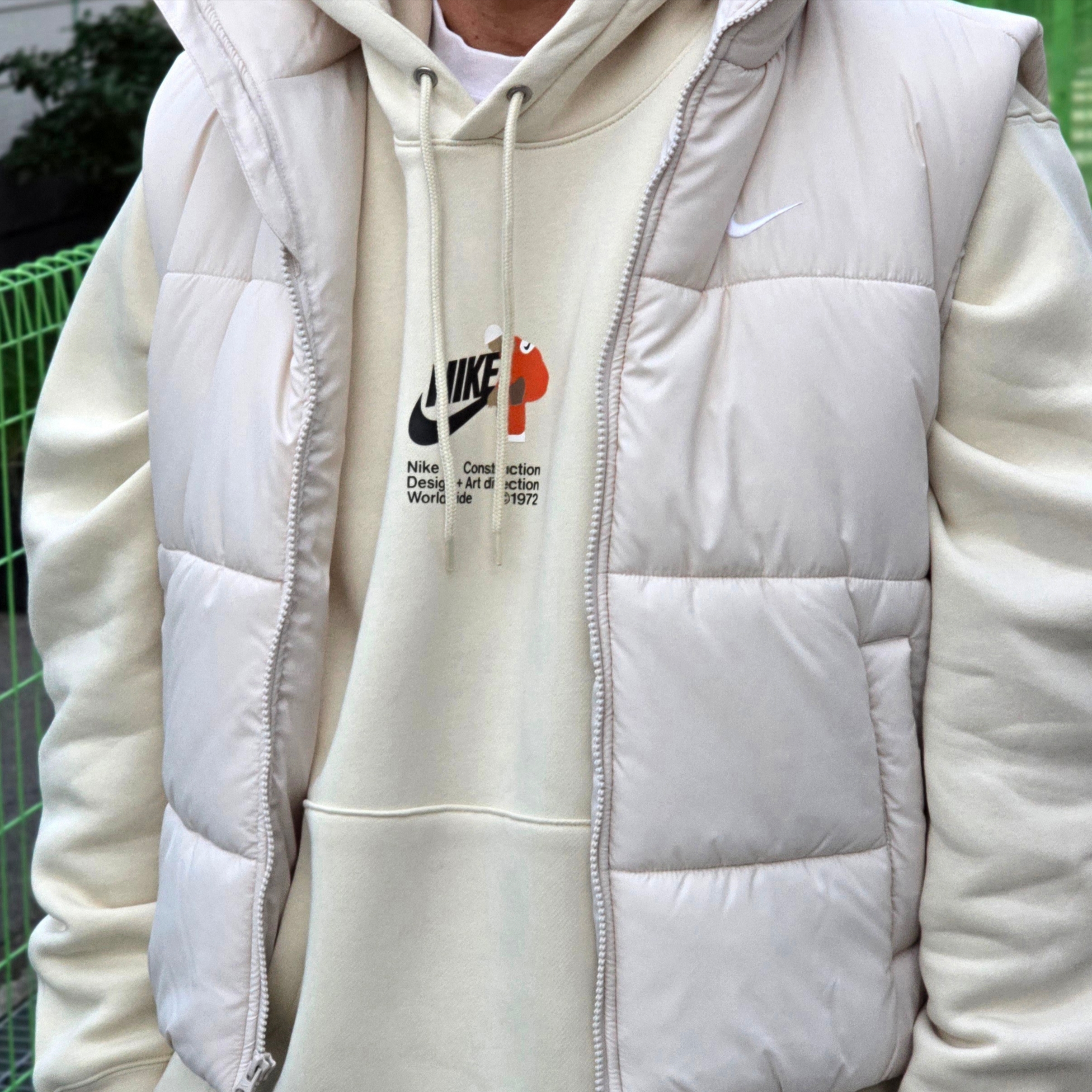(W) Nike NSW Classic Padded Therma-Fit Loose Vest Light Bone White - Asia, (W) Nike NSW Classic Padded Therma-Fit Loose Vest Light Orewood Brown White - Asia 착용 스타일 - 1