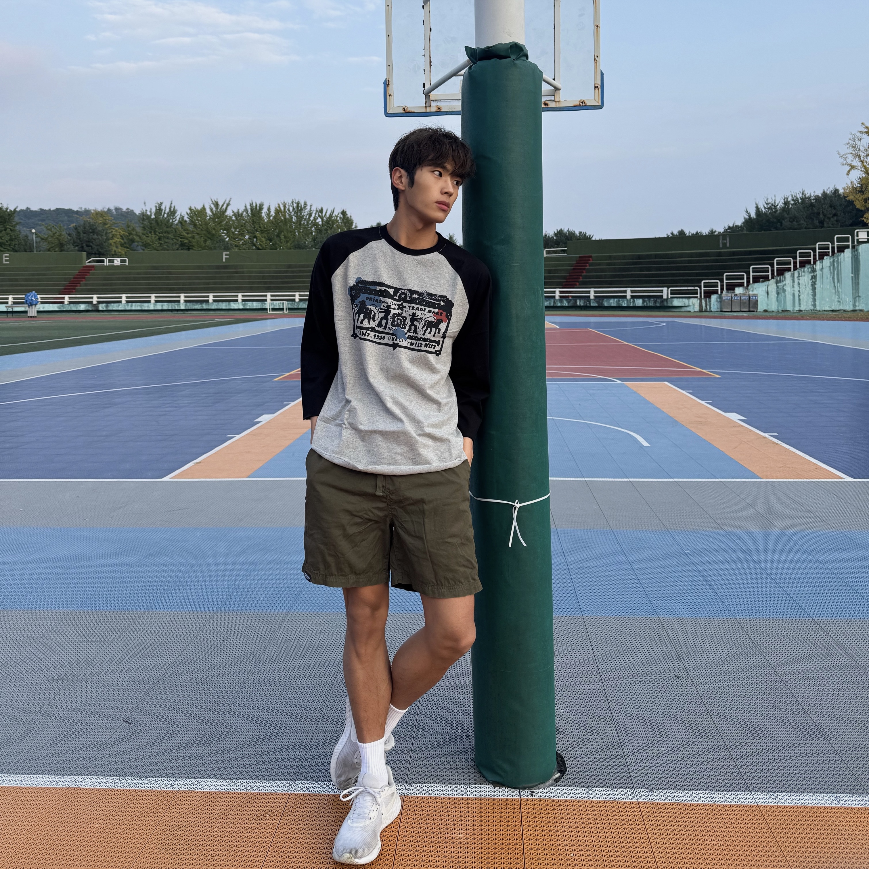 [KREAM 단독] Thevinylhouse Cowboy Pictogram Raglan LS Tee Black 착용 스타일 - 3