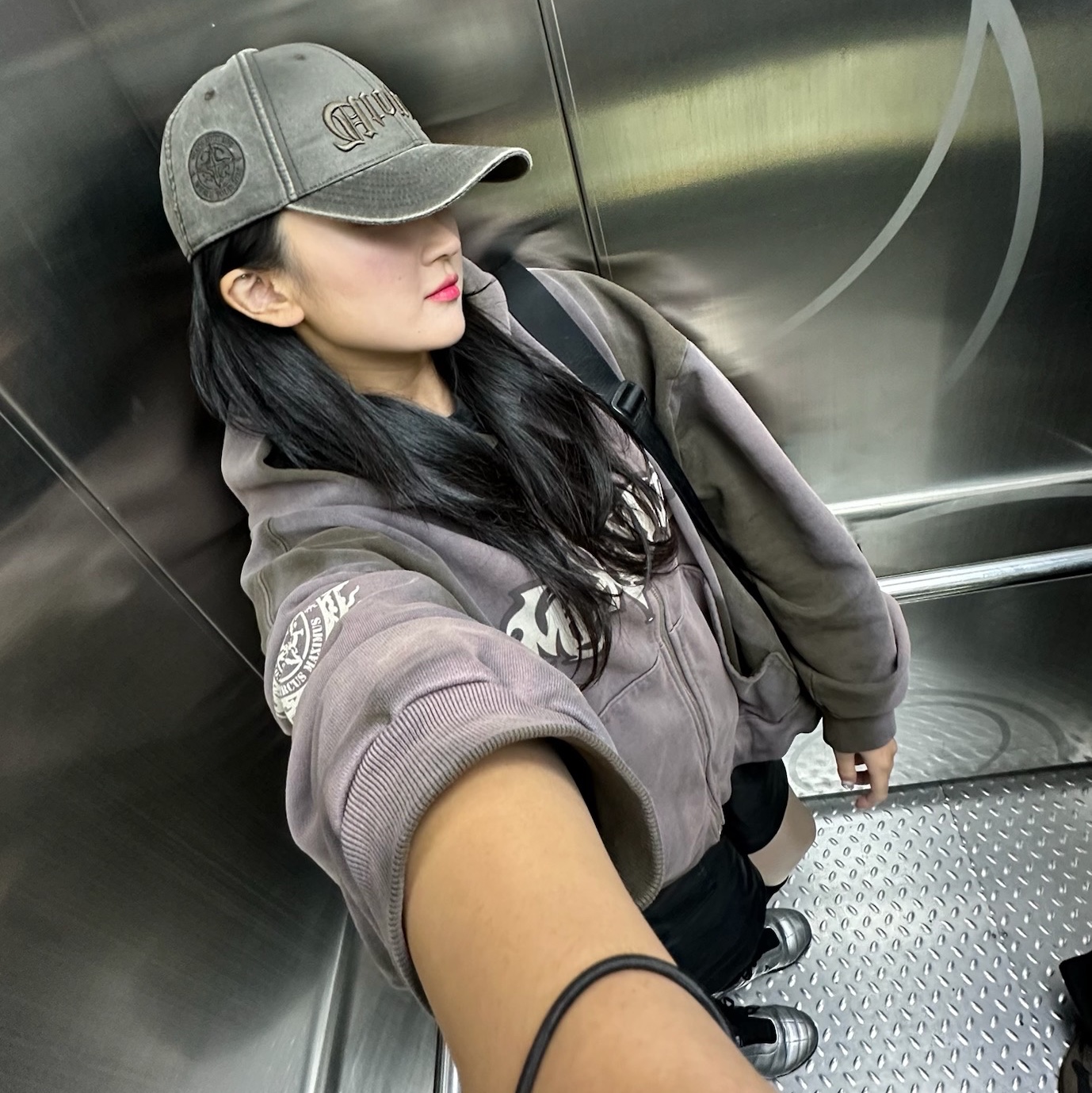Travis Scott Circus Maximus Stadium Tour 25 Wax Hat, Travis Scott Circus Maximus Stadium Tour 25 Zip Hoodie 착용 스타일
