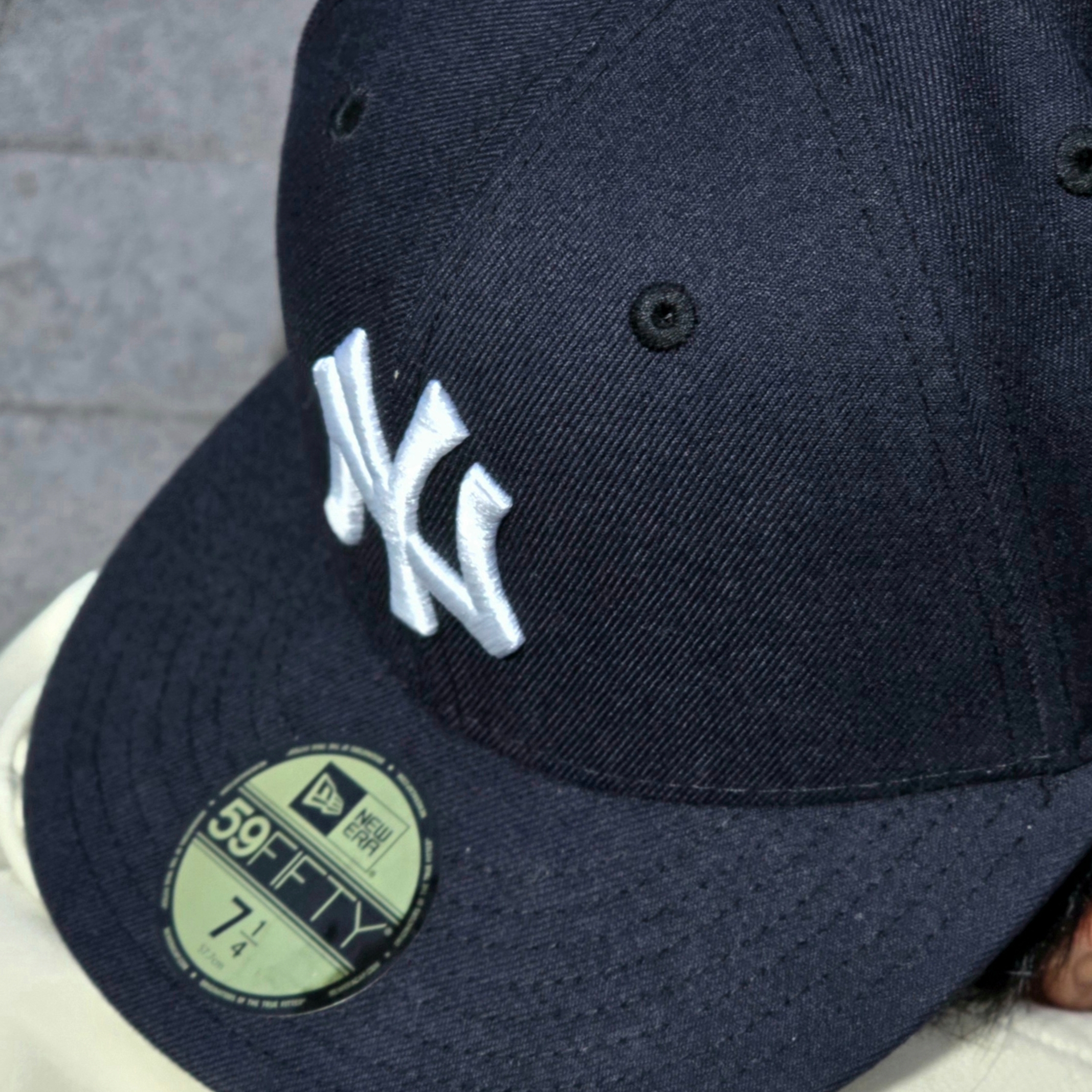 New Era 59Fifty MLB Authentic New York Yankees Game Navy 착용 스타일