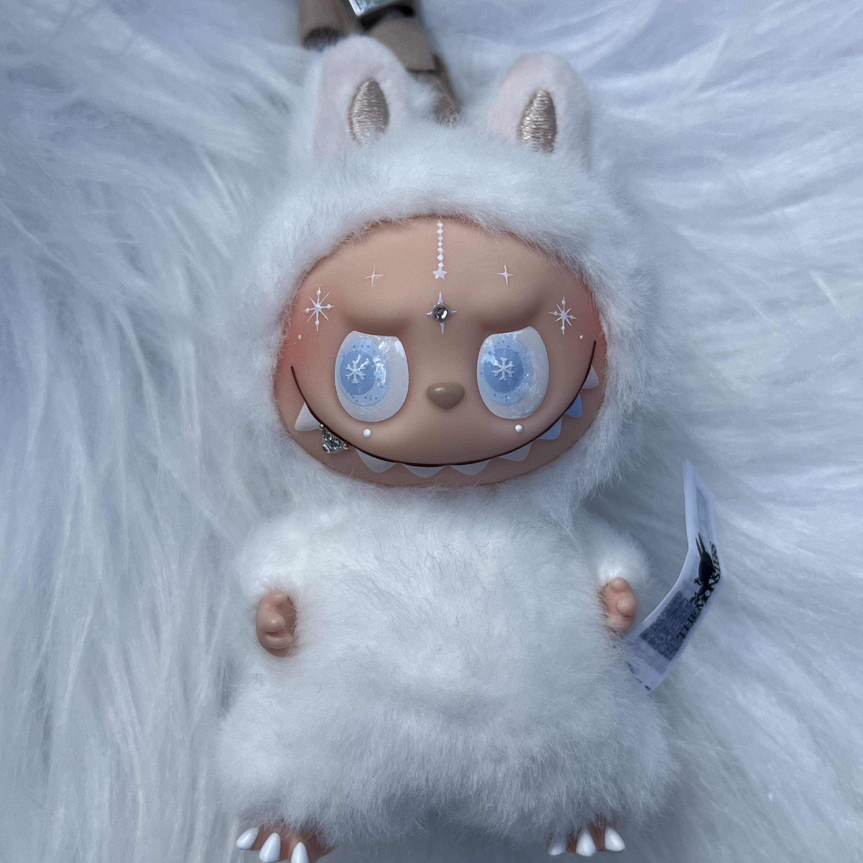 Pop Mart Labubu The Monsters Pin For Love Series Vinyl Plush Pendant Sealed Case (A-M) (14 Blind Boxes) 착용 스타일