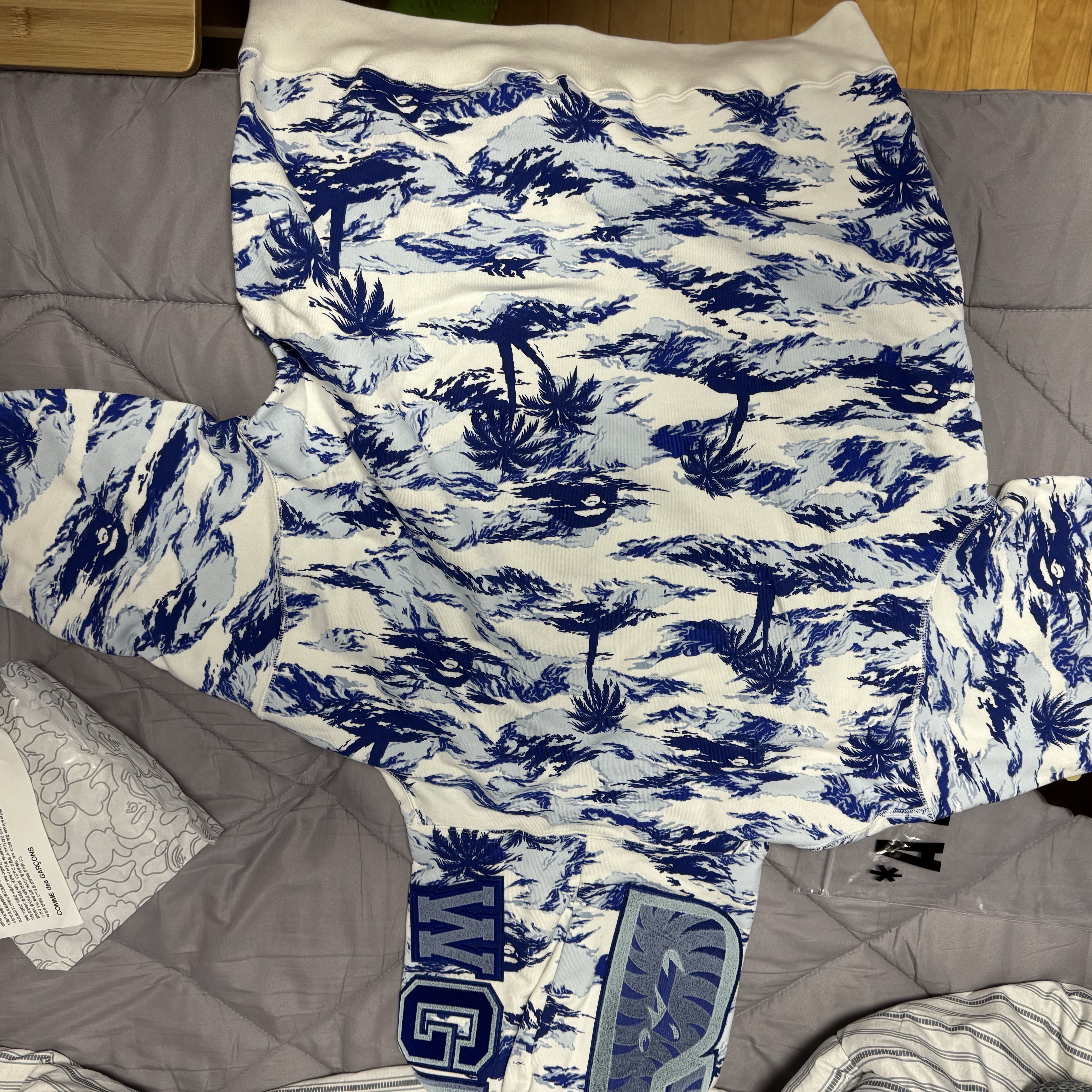 BAPE Palm Tree Camo Relaxed Fit Shark Full Zip Hoodie Blue 착용 스타일 - 2