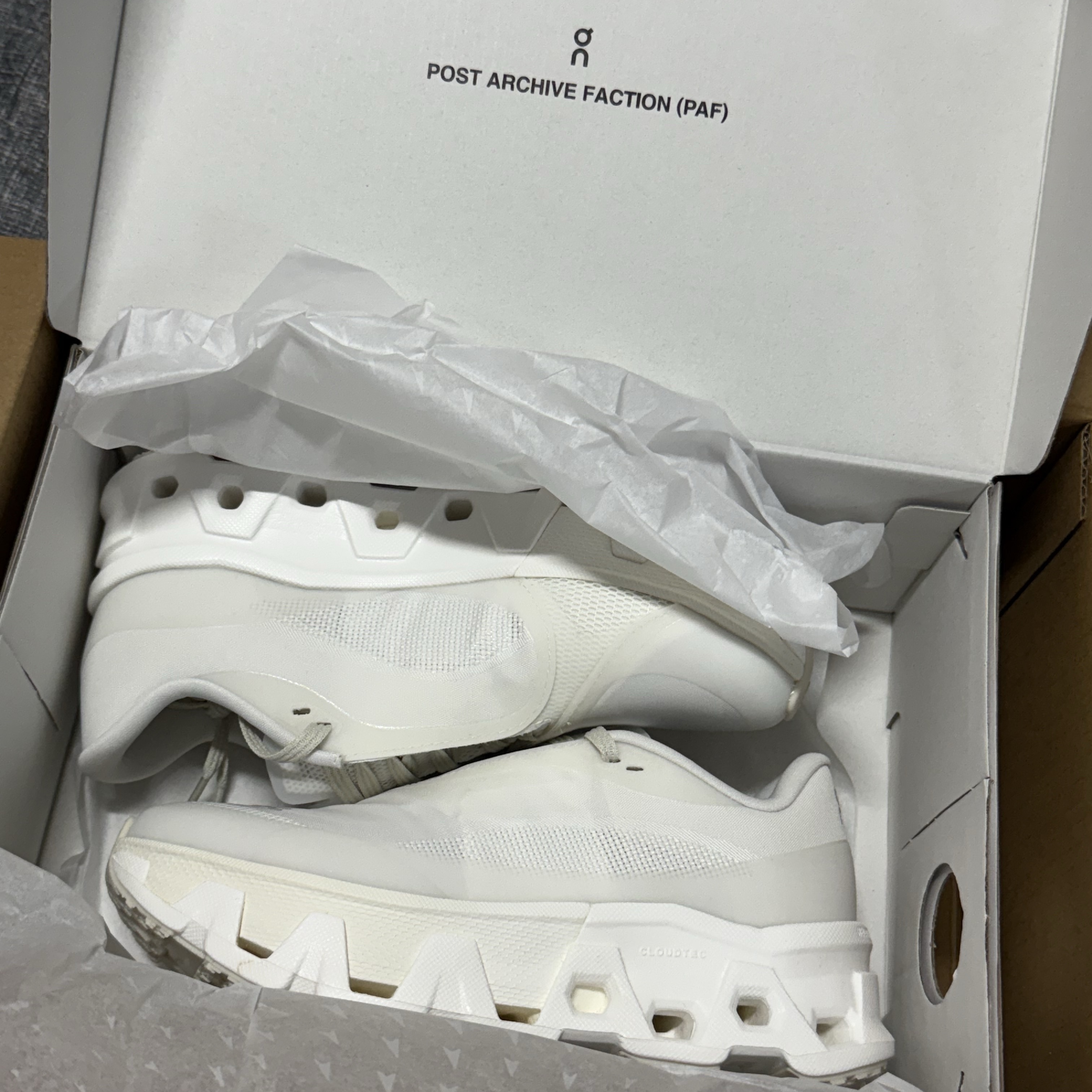(W) On Running x Post Archive Faction (Paf) Cloudmonster Hyper White 착용 스타일 - 2