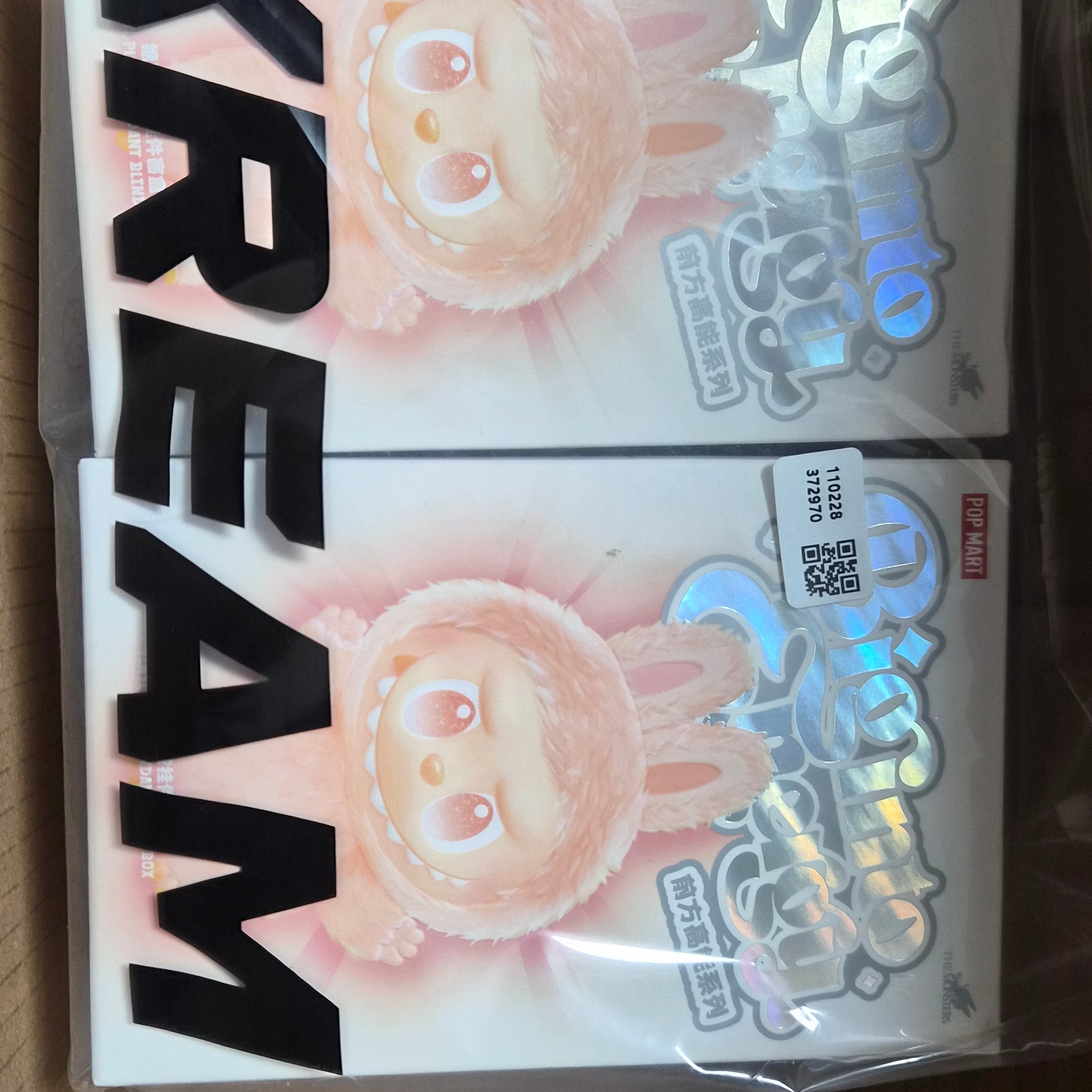 Pop Mart Labubu The Monsters Highlight Series Sealed Case (Bundle of 2/1 Blind Box) 착용 스타일