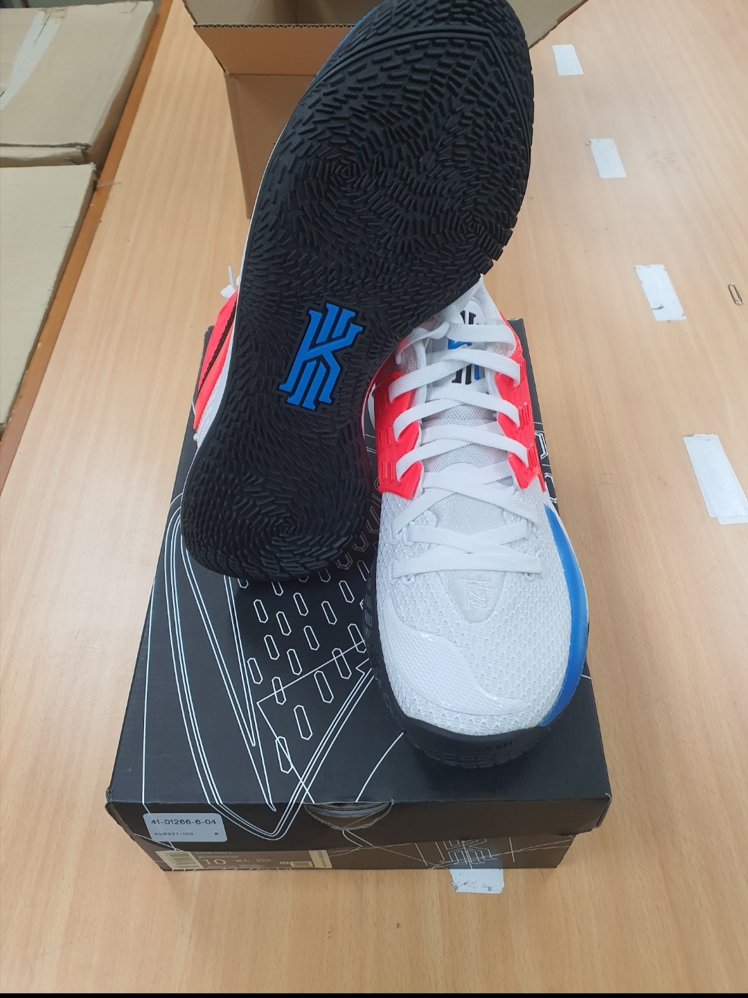 Nike Kyrie Low 2 EP White Blue Hero 착용 스타일