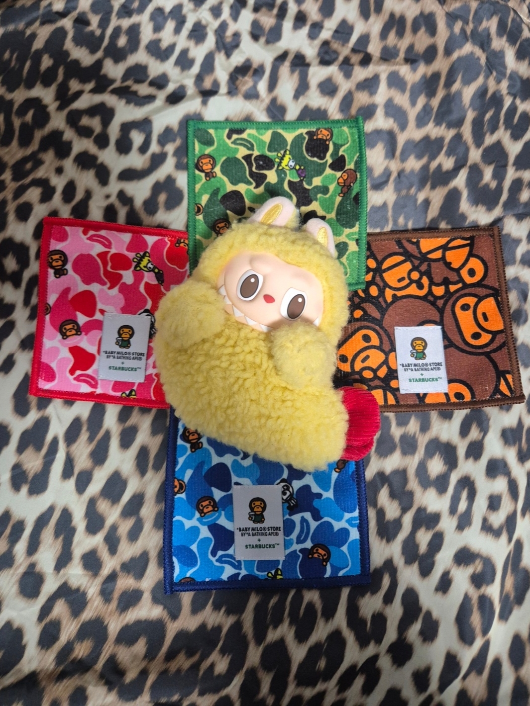 Pop Mart Labubu The Monsters Wacky Mart Series Earphone Case 착용 스타일