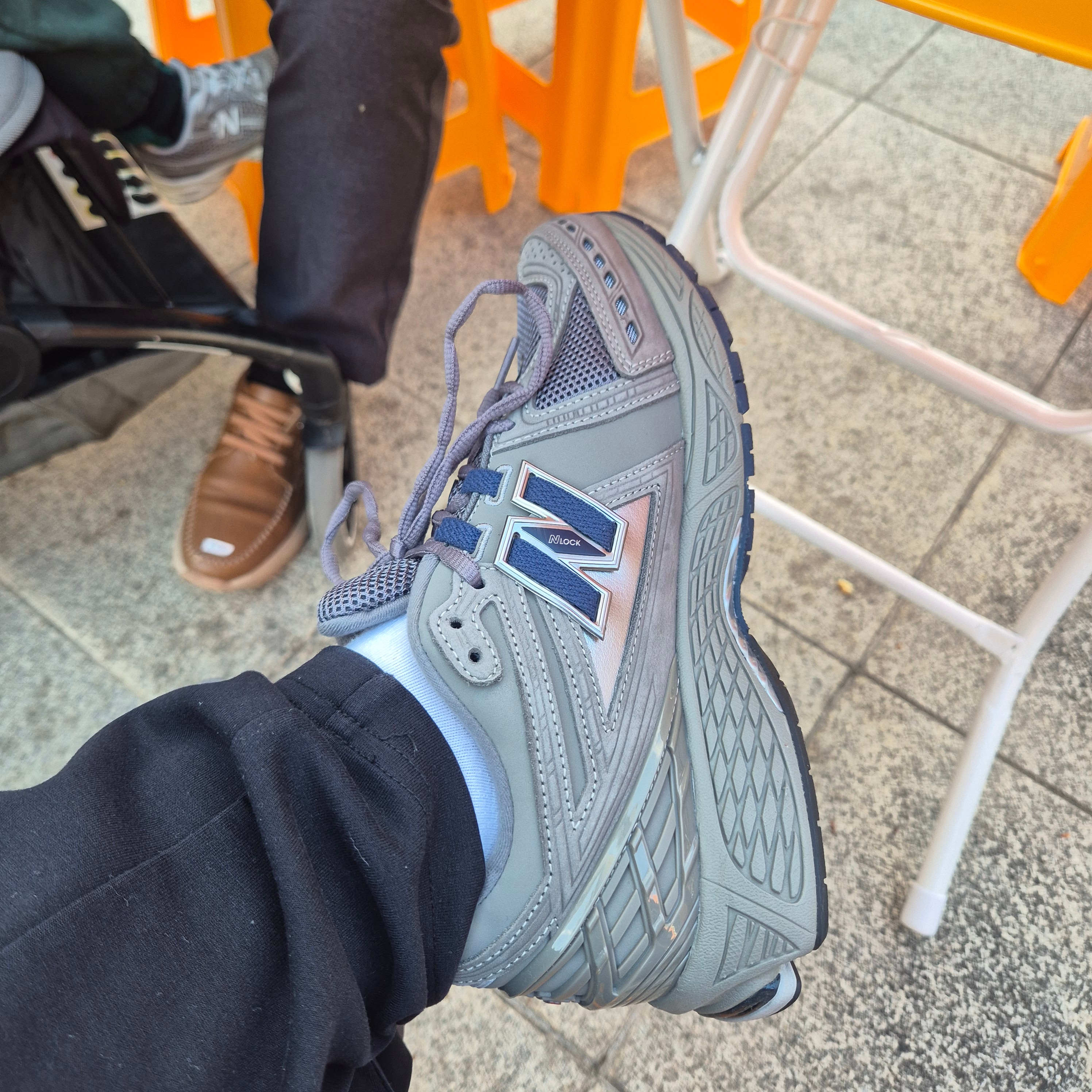 New Balance 1906R Charcoal Grey 착용 스타일 - 2