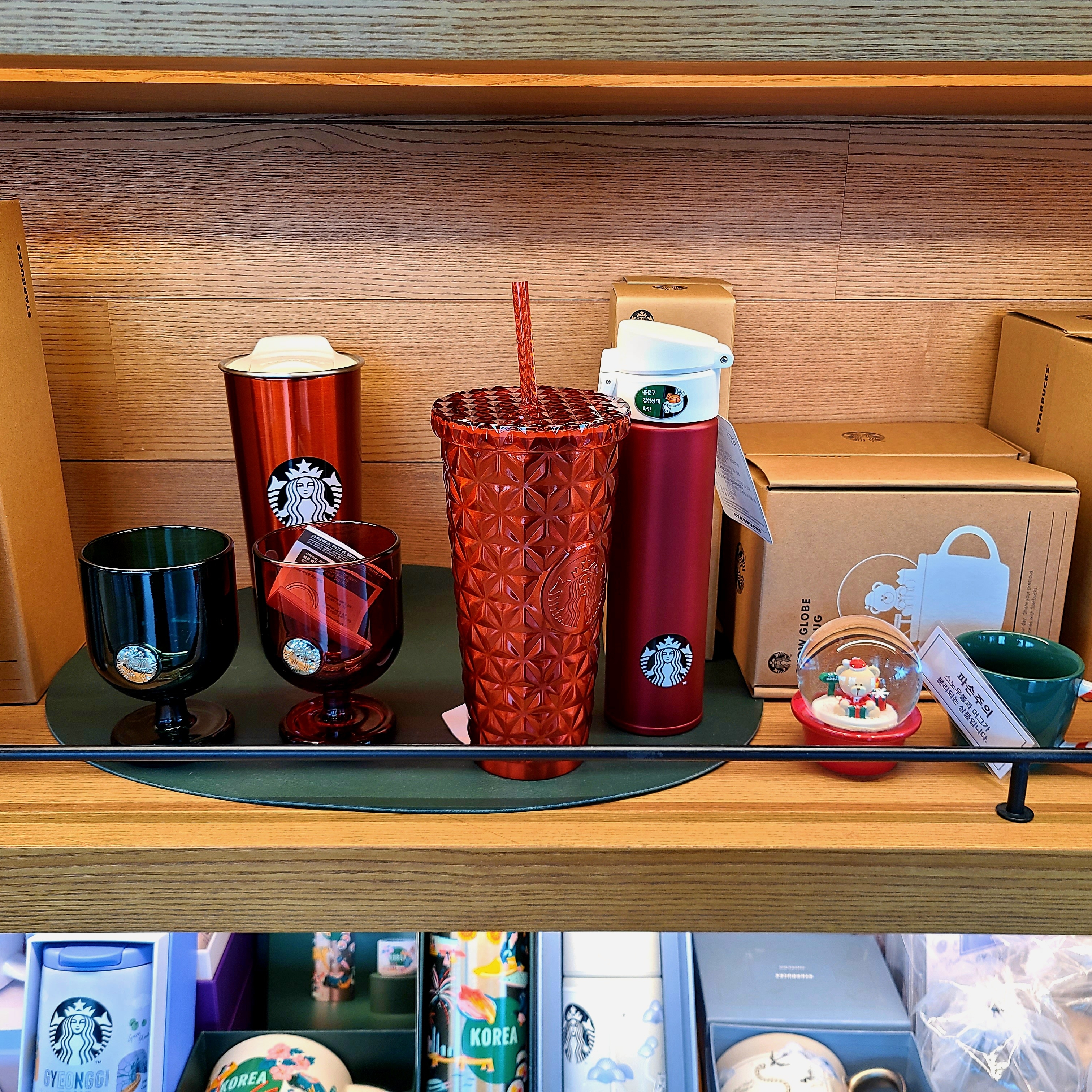 Starbucks x Where's Wally Joyful Glass Set 276ml (Set of 2), Starbucks x Where's Wally Joyful SS Togo Tumbler 591ml 착용 스타일 - 2