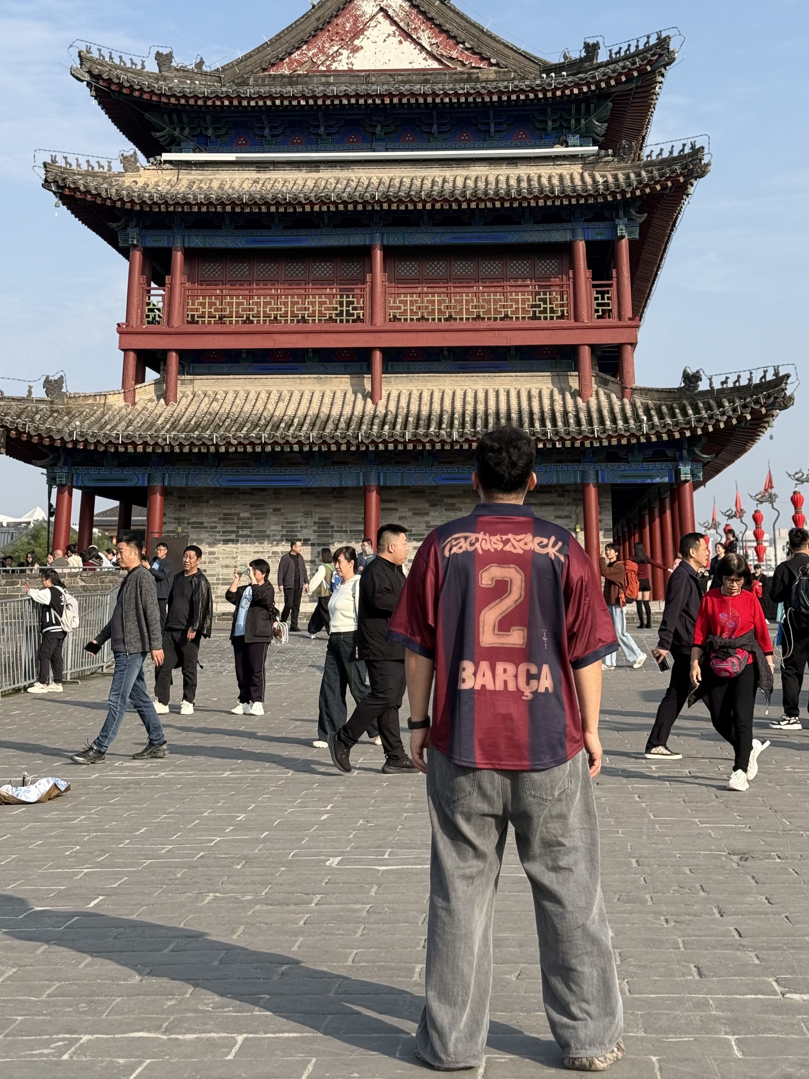 Nike FC Barcelona x Travis Scott Retro 2000/01 Home Skeleton Jersey Multicolor (Non Marking Ver.), Adidas Yeezy Foam RNNR MX Cinder 착용 스타일
