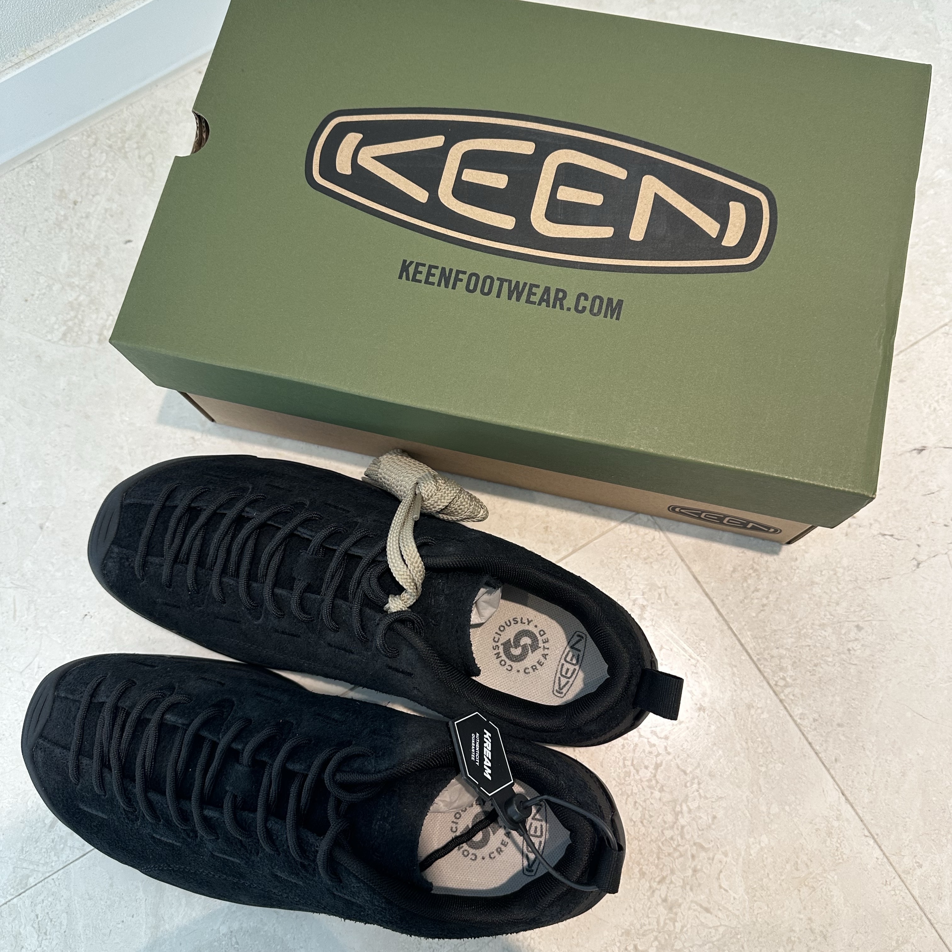 Keen Jasper Suede Sneakers Black 착용 스타일 - 2