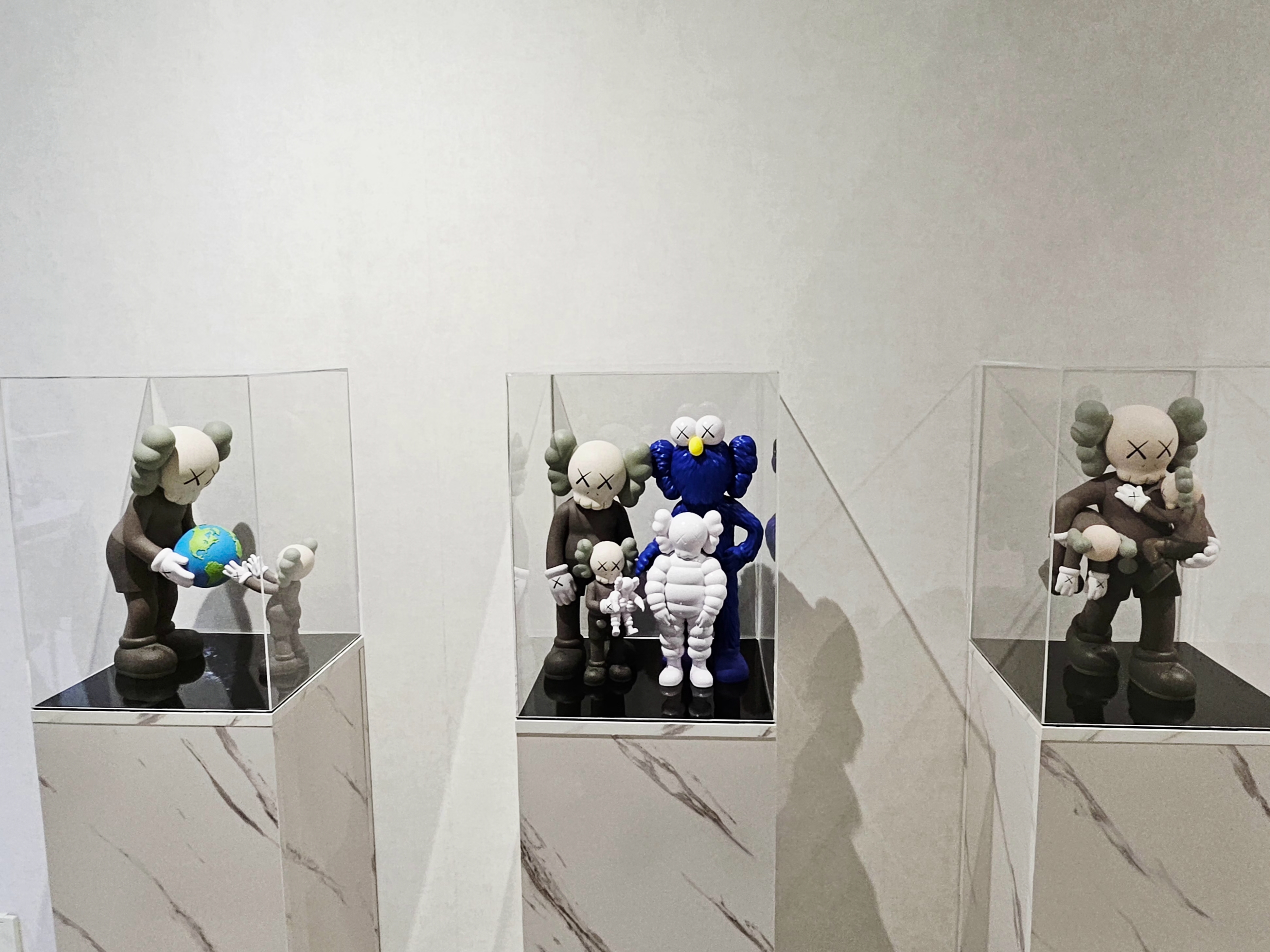 Kaws The Promise Vinyl Figure Brown, Kaws Clean Slate Vinyl Figure Brown 착용 스타일