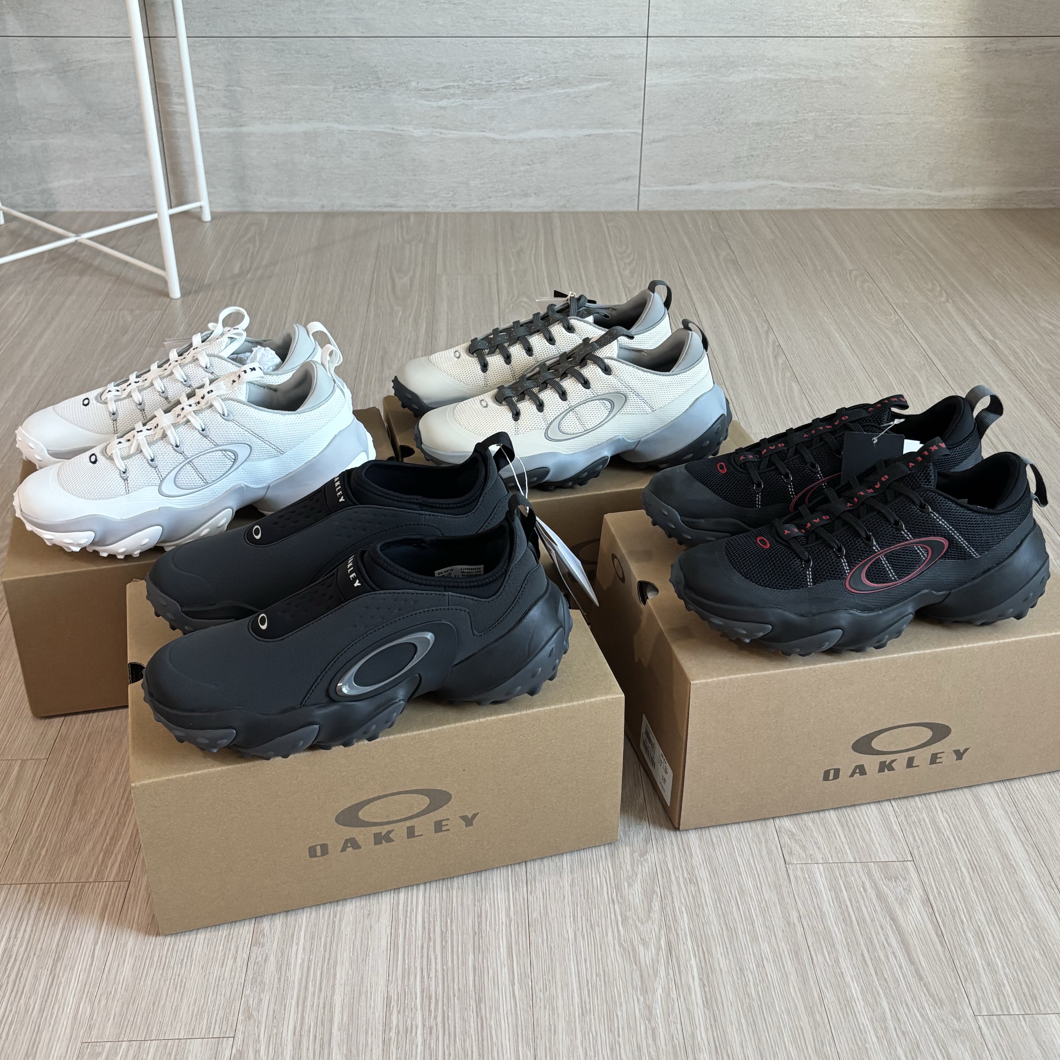 Oakley Edge Flex Blackout, Oakley Edge Flex White 착용 스타일 - 1