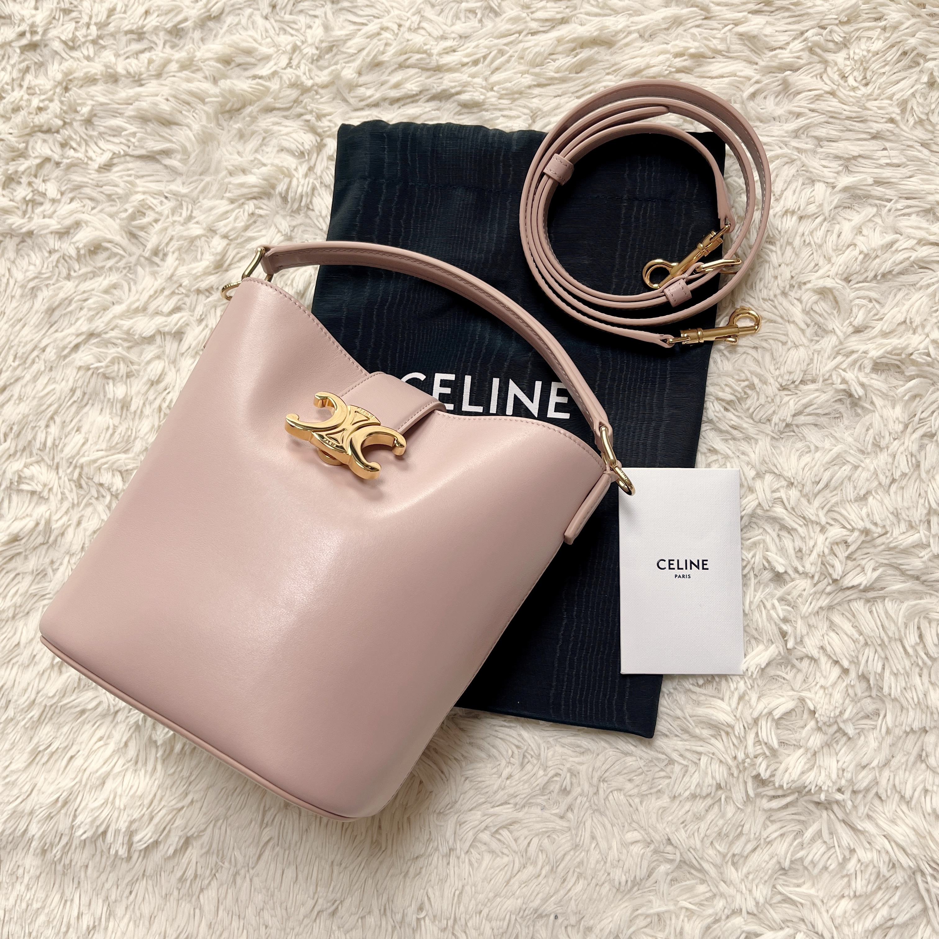 Celine Small Bucket Louise in Smooth Calfskin Soft Peach 착용 스타일