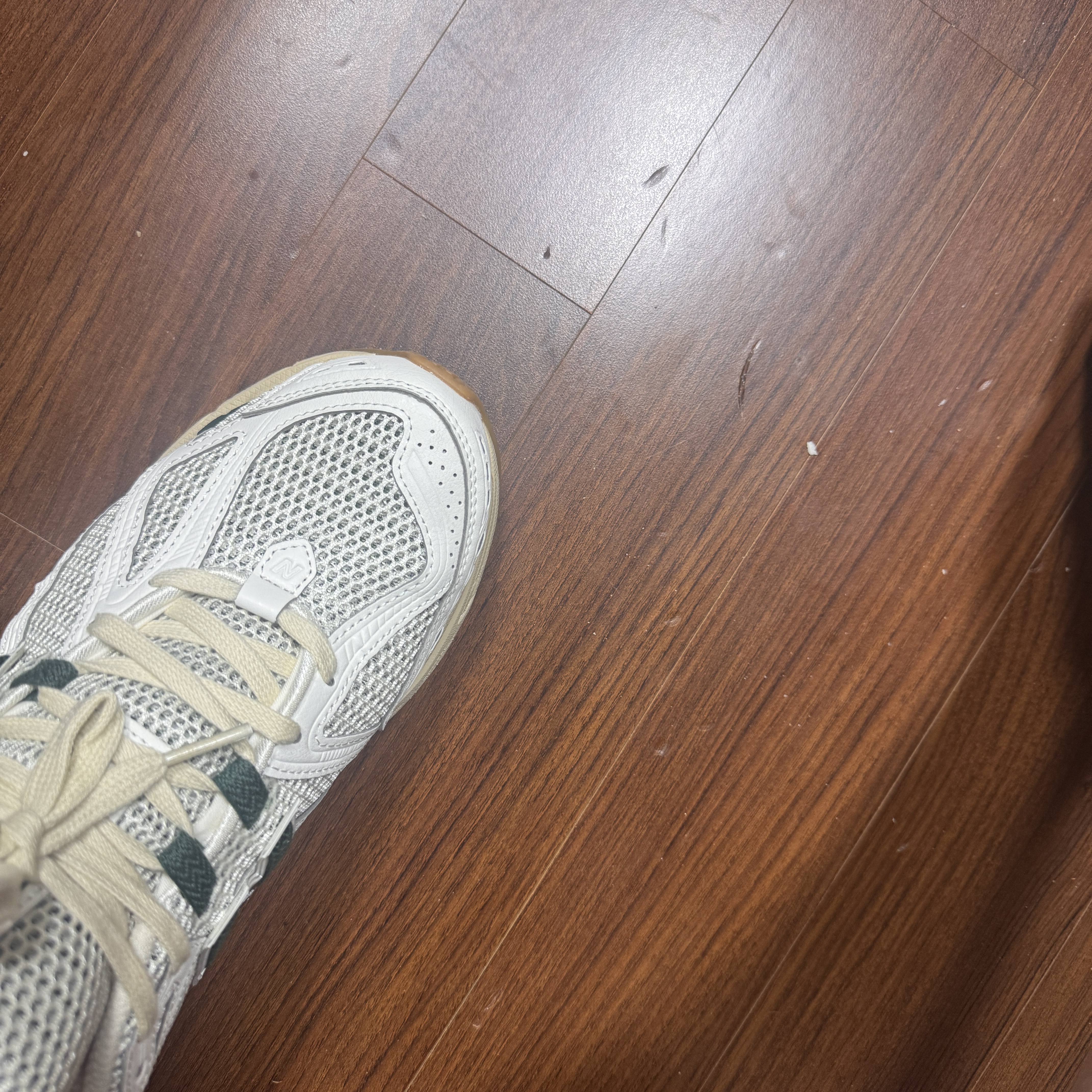 New Balance 1906R Silver Green 착용 스타일