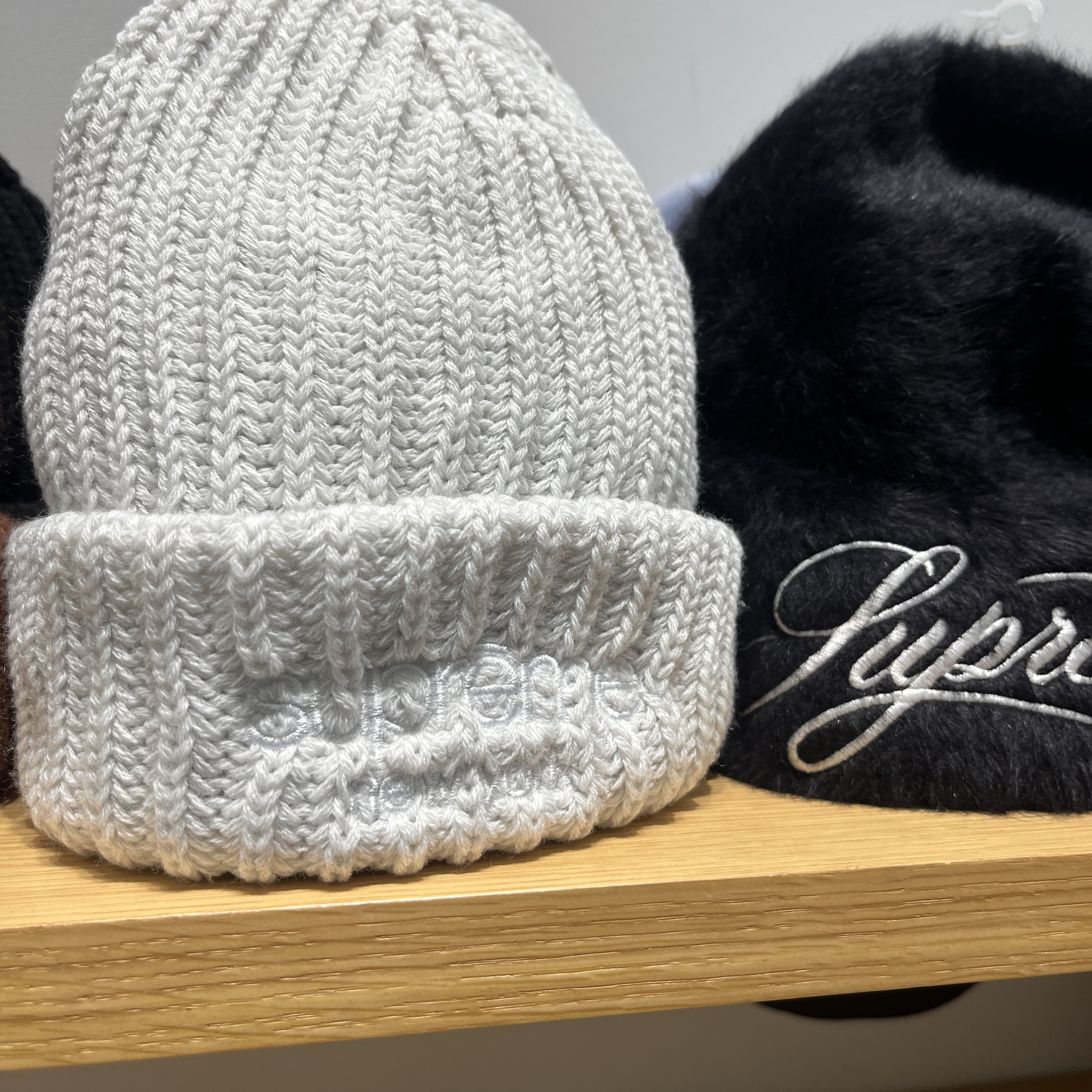 Supreme x Kangol Furgora Script Beanie Black - 25FW, Supreme Chunky Rib Classic Logo Beanie Ash Grey - 25FW 착용 스타일
